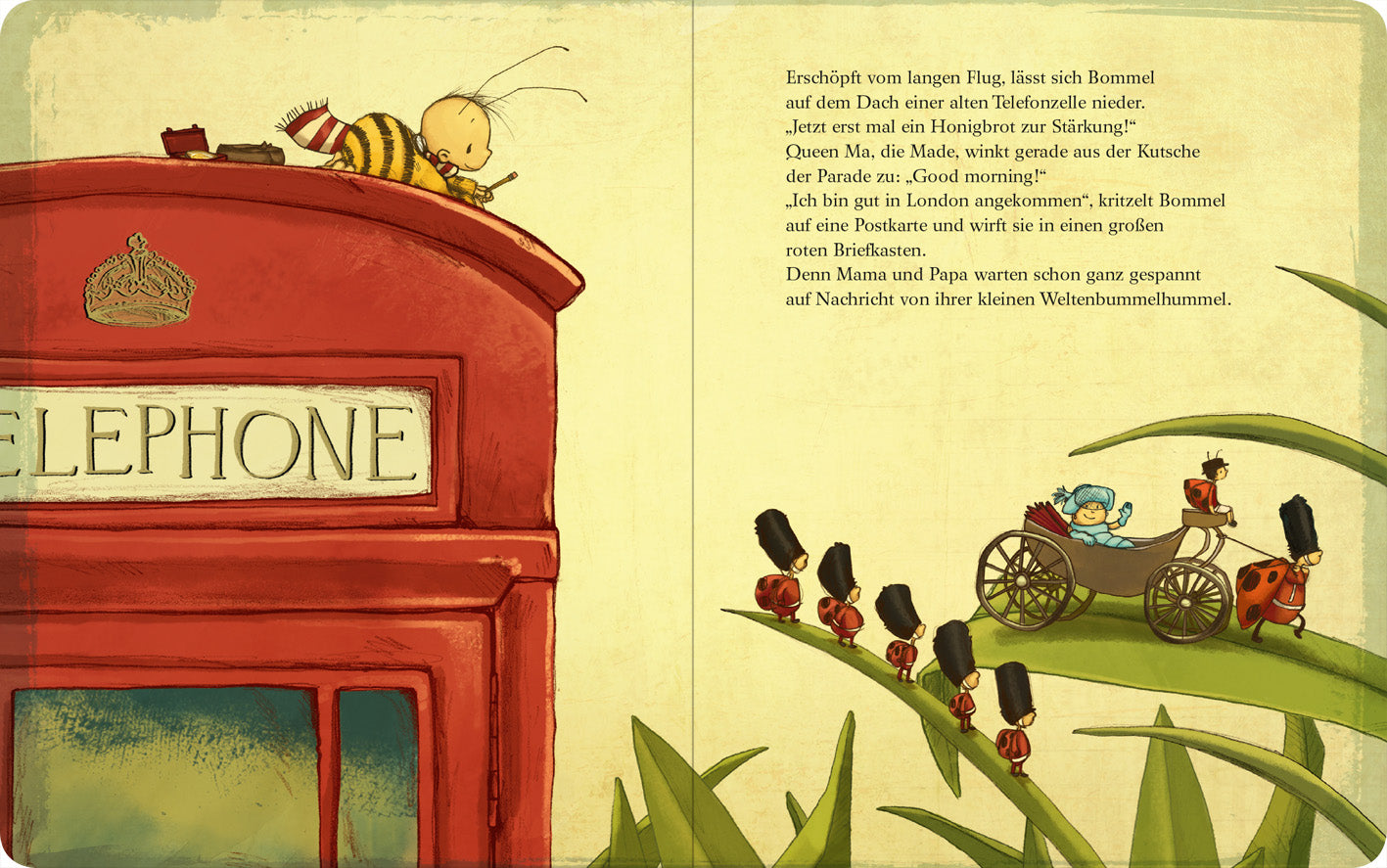Gezeigt wird eine Innenansicht von „Die kleine Hummel Bommel sucht das Glück (Pappbilderbuch)“. Die Illustration zeigt die kleine Hummel Bommel, die auf einer roten Telefonzelle sitzt. Von dort aus beobachtet sie eine Gruppe von Marienkäfern, die eine Kutsche ziehen. Der Text auf der rechten platziert.