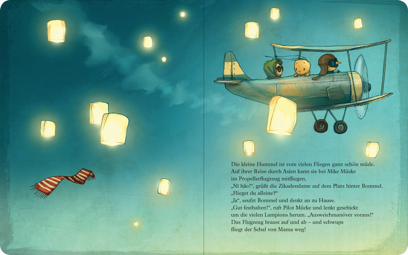 Gezeigt wird eine Innenansicht von „Die kleine Hummel Bommel sucht das Glück (Pappbilderbuch)“. Die Seite zeigt eine Flugzeugszene. Ein kleines Flugzeug mit drei Passagieren schwebt durch einen wolkenlosen Himmel, umgeben von leuchtenden, weißen Laternen. Ein roter, gestreifter Schal weht im Wind. Der Text steht unten auf der rechten Seite.