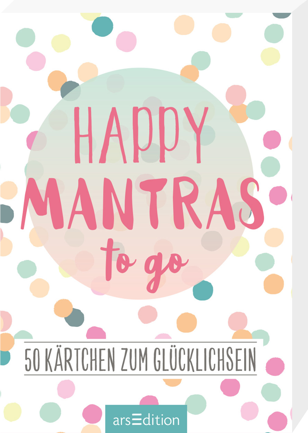 Das Buchcover präsentiert sich mit einem hellen, freundlichen Hintergrund und ist mit bunten, kreisförmigen Schlampern in Pastellfarben dekoriert. Zentral stehen die Worte „HAPPY MANTRAS“ in auffälligem Pink und „to go“ in schlichterer Schrift. Unterhalb ist der Text „50 Kärtchen zum Glücklichsein“ in grauer Schrift angeordnet. Die Gestaltung vermittelt eine positive und einladende Atmosphäre. Ganz unten mittig steht der Logoschriftzug von arsEdition.