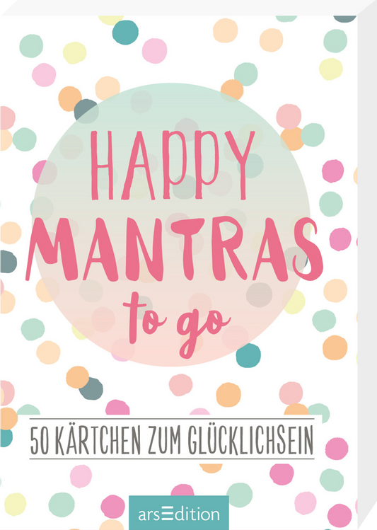 Das Buchcover präsentiert sich mit einem hellen, freundlichen Hintergrund und ist mit bunten, kreisförmigen Schlampern in Pastellfarben dekoriert. Zentral stehen die Worte „HAPPY MANTRAS“ in auffälligem Pink und „to go“ in schlichterer Schrift. Unterhalb ist der Text „50 Kärtchen zum Glücklichsein“ in grauer Schrift angeordnet. Die Gestaltung vermittelt eine positive und einladende Atmosphäre. Ganz unten mittig steht der Logoschriftzug von arsEdition.