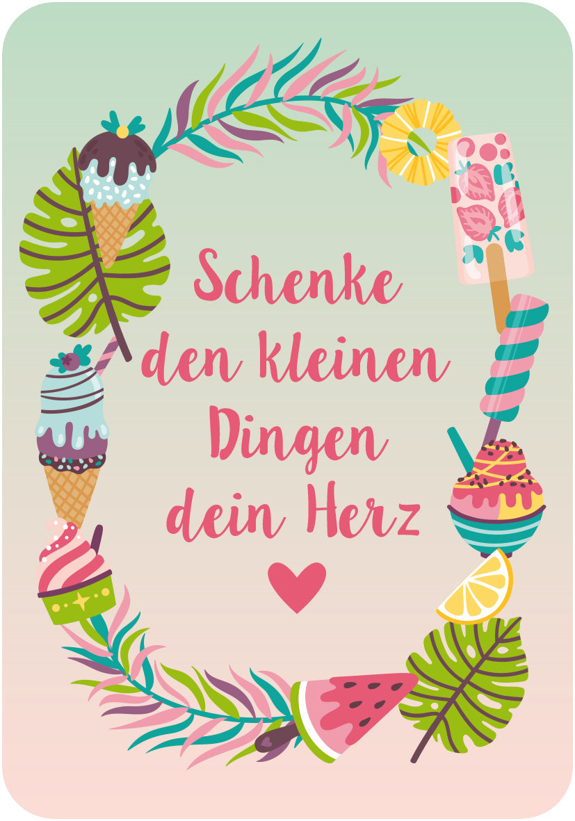 Gezeigt wird eine Innen- oder Zusatzansicht von „Happy Mantras to go“. Die Ansicht zeigt eine verspielte und farbenfrohe Gestaltung, umrahmt von tropischen Pflanzen und süßen Leckereien wie Eis und Fruchtschnitten. Der Hintergrund ist in sanften Pastelltönen gehalten. Die zentrale Botschaft „Schenke den kleinen Dingen dein Herz“ ist in einer eleganten, handschriftlichen Schriftart in Rosa dargestellt, ergänzt durch ein kleines rotes Herz darunter.