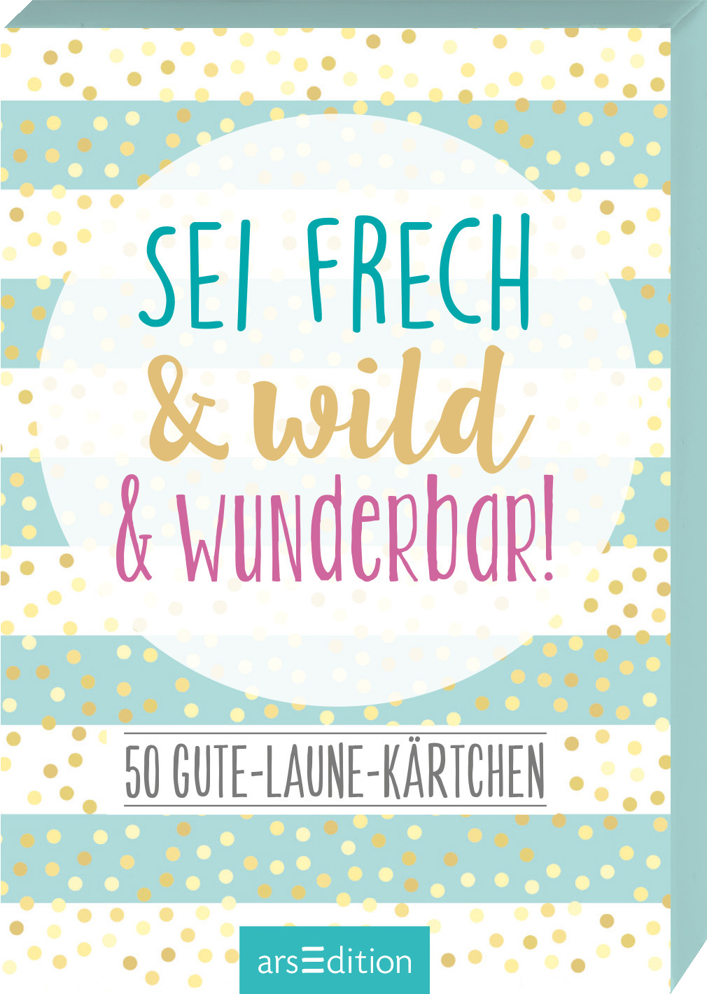 Auf einem pastellblauen Hintergrund mit goldenen Punkten sind horizontale Streifen angeordnet. In der Mitte steht der Titel „Sei frech & wild & wunderbar!“ in verspielter Typografie, wobei „frech“ und „wild“ in einem sanften Goldton hervorgehoben sind. Darunter befindet sich die Aufschrift „50 Gute-Laune-Kärtchen“ in klaren, schwarzen Buchstaben. Die Atmosphäre vermittelt Fröhlichkeit und Leichtigkeit. Ganz unten mittig steht der Logoschriftzug von arsEdition.