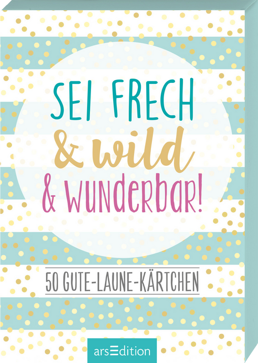 Auf einem pastellblauen Hintergrund mit goldenen Punkten sind horizontale Streifen angeordnet. In der Mitte steht der Titel „Sei frech & wild & wunderbar!“ in verspielter Typografie, wobei „frech“ und „wild“ in einem sanften Goldton hervorgehoben sind. Darunter befindet sich die Aufschrift „50 Gute-Laune-Kärtchen“ in klaren, schwarzen Buchstaben. Die Atmosphäre vermittelt Fröhlichkeit und Leichtigkeit. Ganz unten mittig steht der Logoschriftzug von arsEdition.