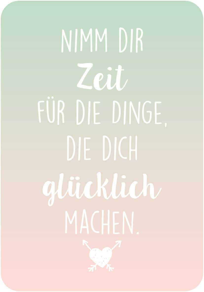 Gezeigt wird eine Innen- oder Zusatzansicht von „Sei frech und wild und wunderbar!“. Der Hintergrund ist in sanften Farbverläufen von Pastellgrün zu zartem Rosé gehalten. Im Fokus steht der handgeschriebene Text „Nimm dir Zeit für die Dinge, die dich glücklich machen“ in einer Mischung aus geschwungenen und klaren Schriftarten. Der Text ist überwiegend in Weiß gehalten und wird von einem kleinen schlichten Herz mit Pfeilen umrahmt, was dem Design eine gemütliche und positive...