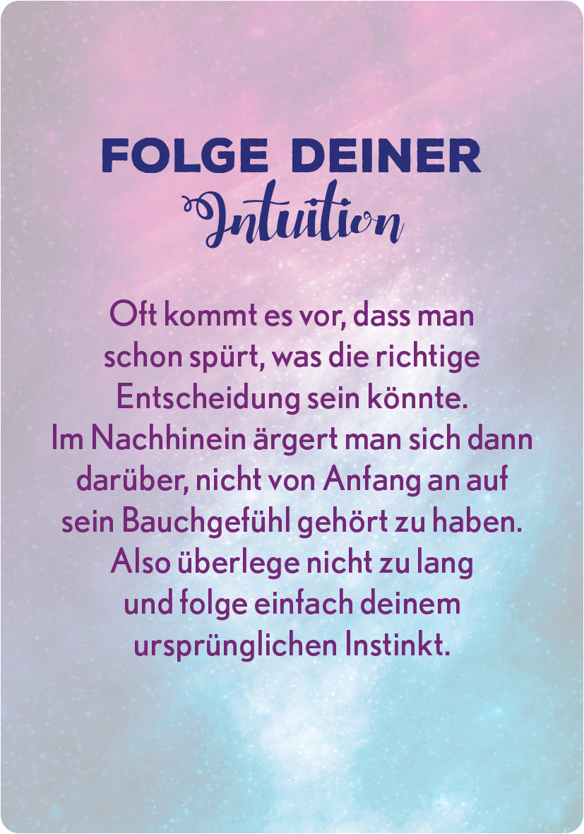 Gezeigt wird eine Innen- oder Zusatzansicht von „Entscheidungsorakel“. Die Karte zeigt einen farbenfrohen, sanften Hintergrund in lila und blauen Tönen, der an einen nächtlichen Himmel erinnert. In großen, fetten Buchstaben steht der Titel „FOLGE DEINER“ in Dunkelblau, während das Wort „Intuition“ in verschnörkelter Schrift darunter steht. Der Text beschreibt die Bedeutung von Intuition und ermutigt den Leser, seinen inneren Instinkt zu folgen.