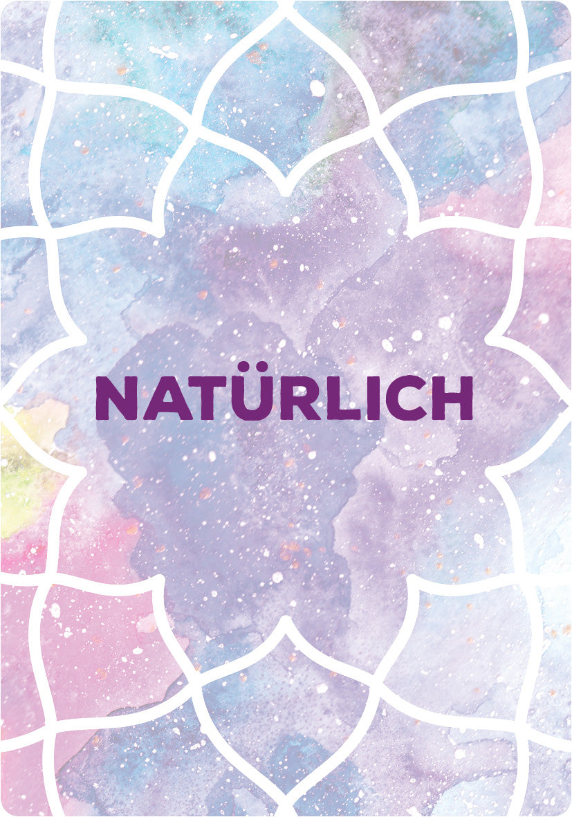 Gezeigt wird eine Innen- oder Zusatzansicht von „Entscheidungsorakel“. Im Hintergrund ist ein sanfter, aquarellartiger Farbverlauf in Lila- und Blautönen zu sehen. In der Mitte prangt das Wort „NATÜRLICH“ in fetter, purpurner Schrift, die gut lesbar ist. Das Design wird von einem filigranen, weißen Ornamentrahmen umgeben, der der Komposition eine harmonische Eleganz verleiht.