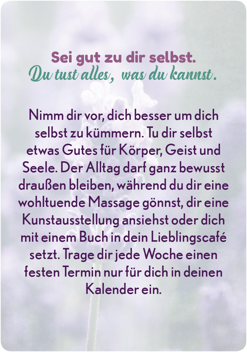 Gezeigt wird eine Innen- oder Zusatzansicht von „Glücksmantras für Alltagsheldinnen“. Der Hintergrund ist in einem sanften Lila gehalten, mit unscharfen, floralen Elementen. Der Titel „Sei gut zu dir selbst.“ erscheint in einer sanften Mintgrün und ist in großzügiger, eleganter Schriftart gesetzt. Der ergänzende Text in dunklerer Schrift ist klar und gut lesbar, vermittelt eine motivierende Botschaft zur Selbstfürsorge und Achtsamkeit.