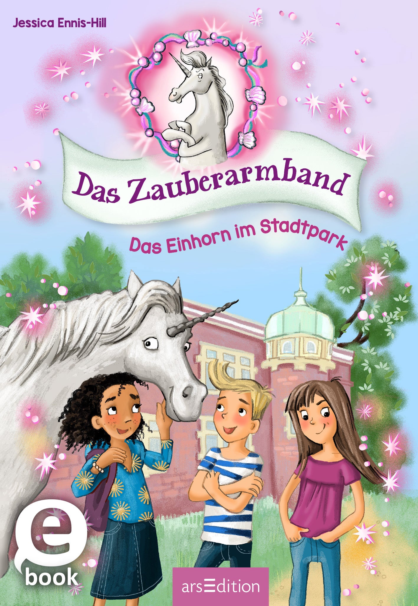 Das Cover zeigt ein fantasievolles Szenario im Stadtpark mit einem weißen Einhorn, das eine zentrale Rolle einnimmt. Darüber schwebt der Titel „Das Zauberarmband – Das Einhorn im Stadtpark“ in geschwungener Schrift, umgeben von pinken Blüten. Zwei Kinder, ein Junge in gestreiftem Shirt und ein Mädchen mit lockigen Haaren, interagieren liebevoll mit dem Einhorn. In der oberen linken Ecke befindet sich ein „SPIEGEL-Bestseller“-Button. Ganz unten mittig steht der Logoschriftzug von...