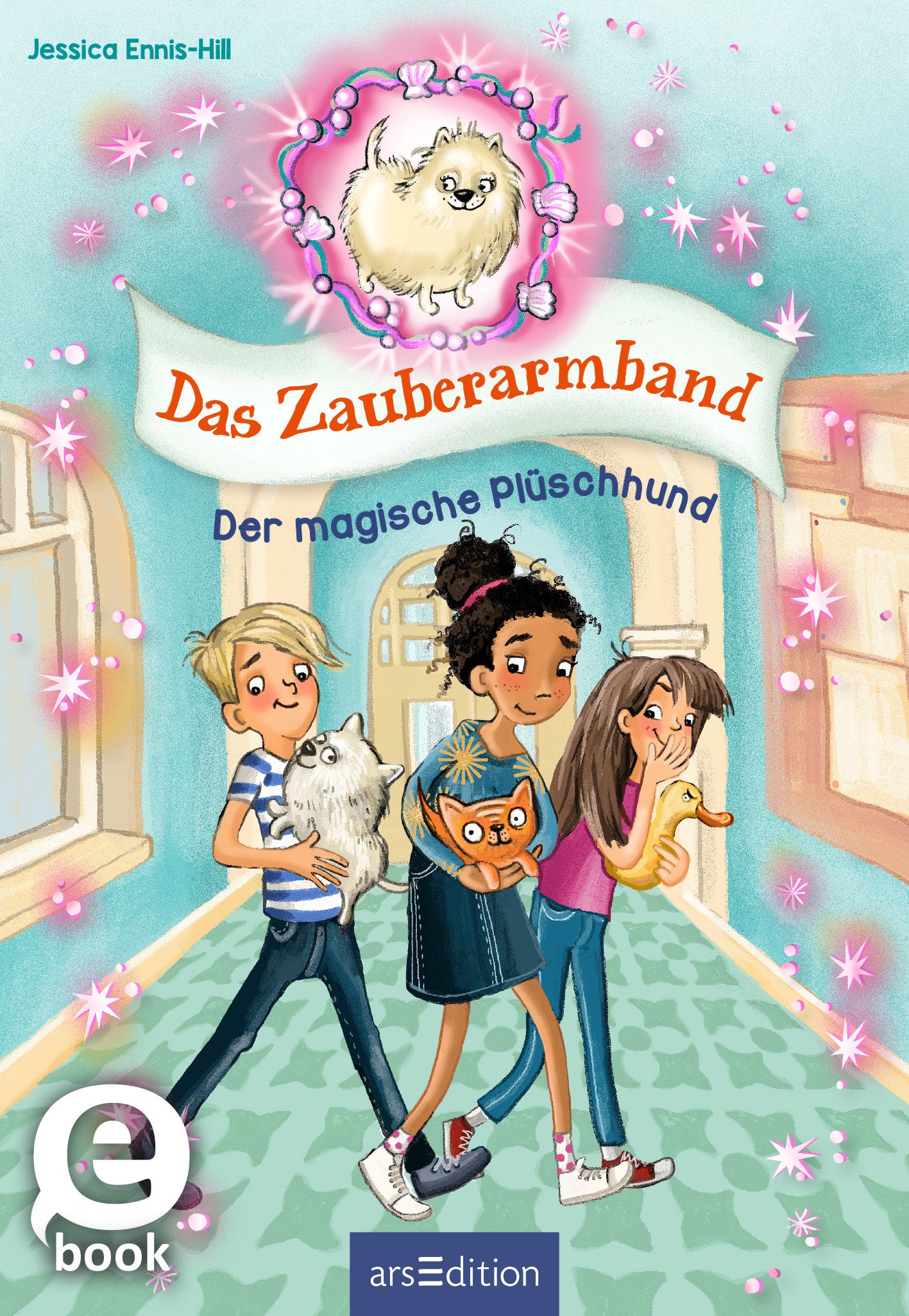 Die Buchcovergestaltung zeigt drei Kinder, die durch einen hellen Flur gehen, begleitet von einem kleinen, flauschigen Hund. In sanften Pastellfarben gestaltet, dominieren Blau- und Rosatöne. Über den Kindern schwebt ein niedlicher, weißer Hund in einem kreisförmigen Rahmen mit Glitzereffekten. Der Titel „Das Zauberarmband“ ist in geschwungener Schrift oben platziert, während „Der magische Plüschhund“ darunter in einer klaren, blauen Schrift steht. Ganz unten mittig steht der...