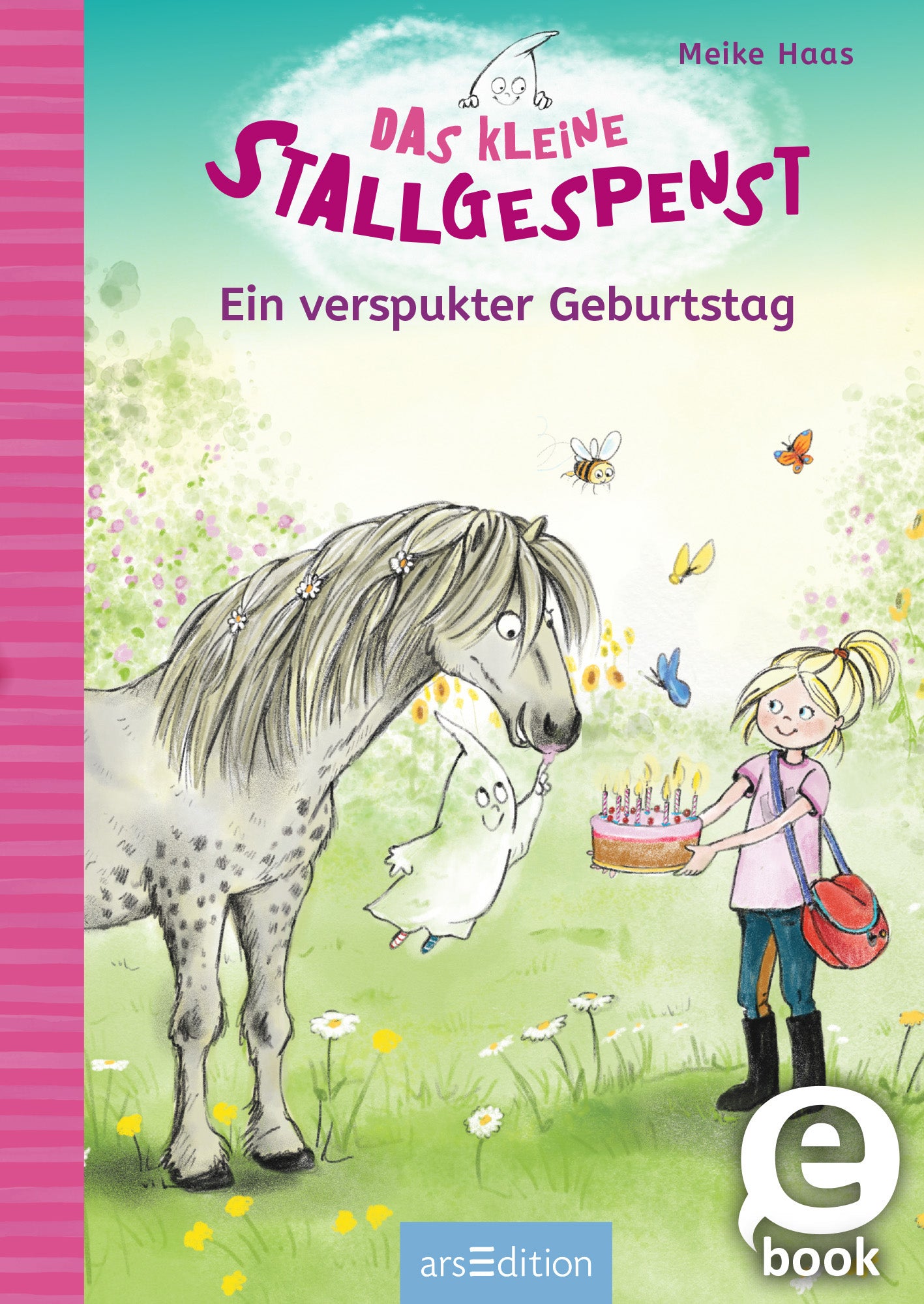 Auf dem Cover ist ein fröhliches Kinderbuchmotiv zu sehen. Oben in verspielter Schrift steht „Das kleine Stallgespenst“, darunter in kleinerer Schrift „Ein verspukter Geburtstag“. Eine junge Mädchenfigur hält einen bunten Kuchenteller mit Kerzen, begleitet von einem freundlichen, grauen Pferd und einem kleinen, niedlichen Gespenst. Die Farben sind hell und einladend, mit grünen Wiesen und bunten Schmetterlingen im Hintergrund. Ganz unten mittig steht der Logoschriftzug von...
