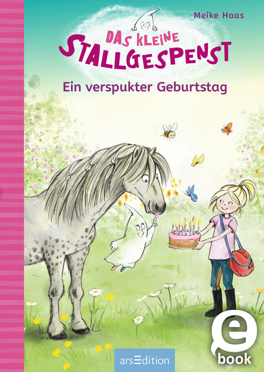 Auf dem Cover ist ein fröhliches Kinderbuchmotiv zu sehen. Oben in verspielter Schrift steht „Das kleine Stallgespenst“, darunter in kleinerer Schrift „Ein verspukter Geburtstag“. Eine junge Mädchenfigur hält einen bunten Kuchenteller mit Kerzen, begleitet von einem freundlichen, grauen Pferd und einem kleinen, niedlichen Gespenst. Die Farben sind hell und einladend, mit grünen Wiesen und bunten Schmetterlingen im Hintergrund. Ganz unten mittig steht der Logoschriftzug von...