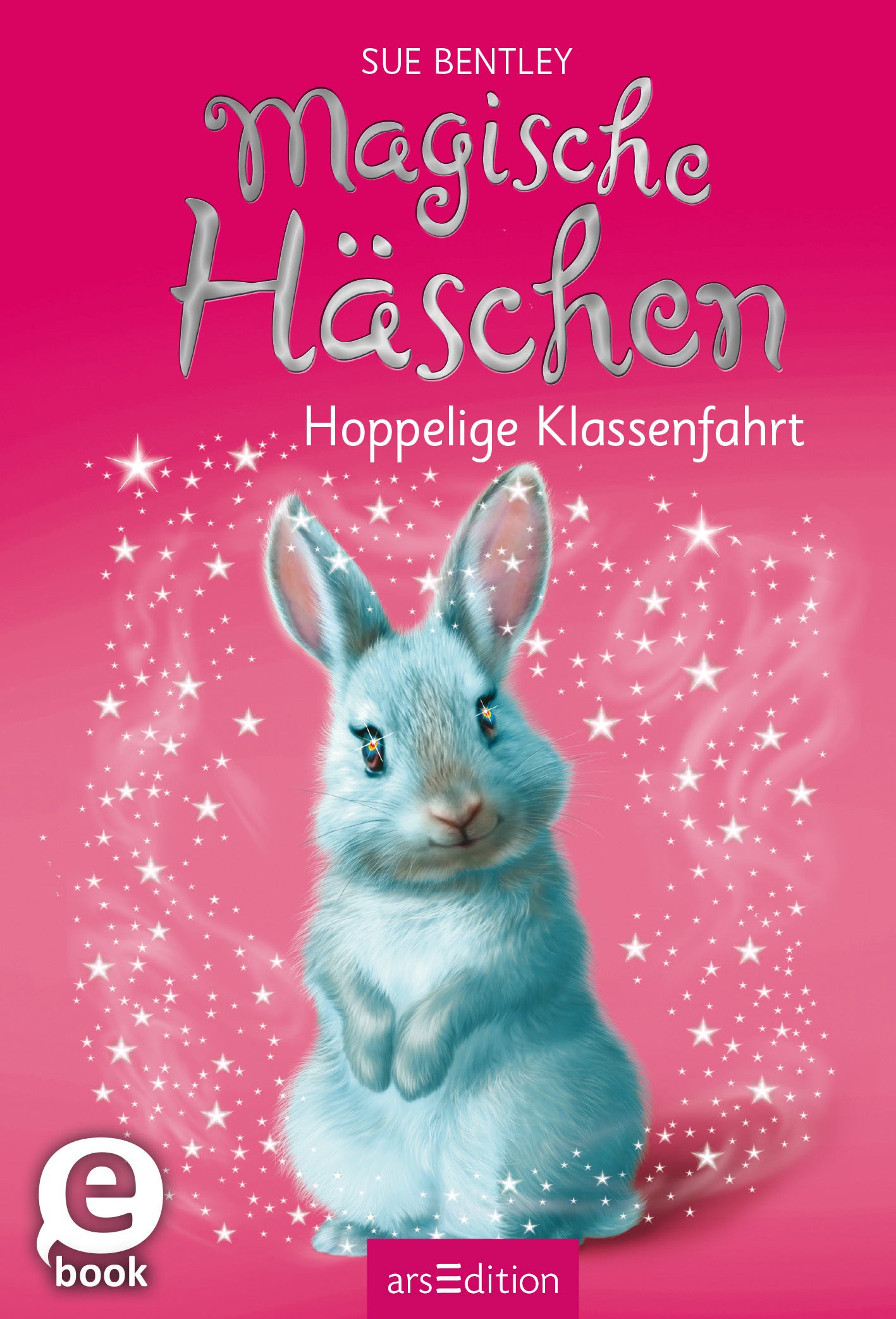 Das Buchcover zeigt einen niedlichen, fluffigen Hasen in zartem Hellblau, der freundlich in die Kamera blickt. Der Hintergrund ist in einem leuchtenden Pink gehalten und mit glitzernden Sternen verziert, was eine magische Atmosphäre schafft. Der Titel „Magische Häschchen“ von Sue Bentley ist in verspielter, silberner Schrift oberhalb des Hasen platziert. Darunter steht der Untertitel „Hoppelige Klassenfahrt“. Ganz unten mittig steht der Logoschriftzug von arsEdition.