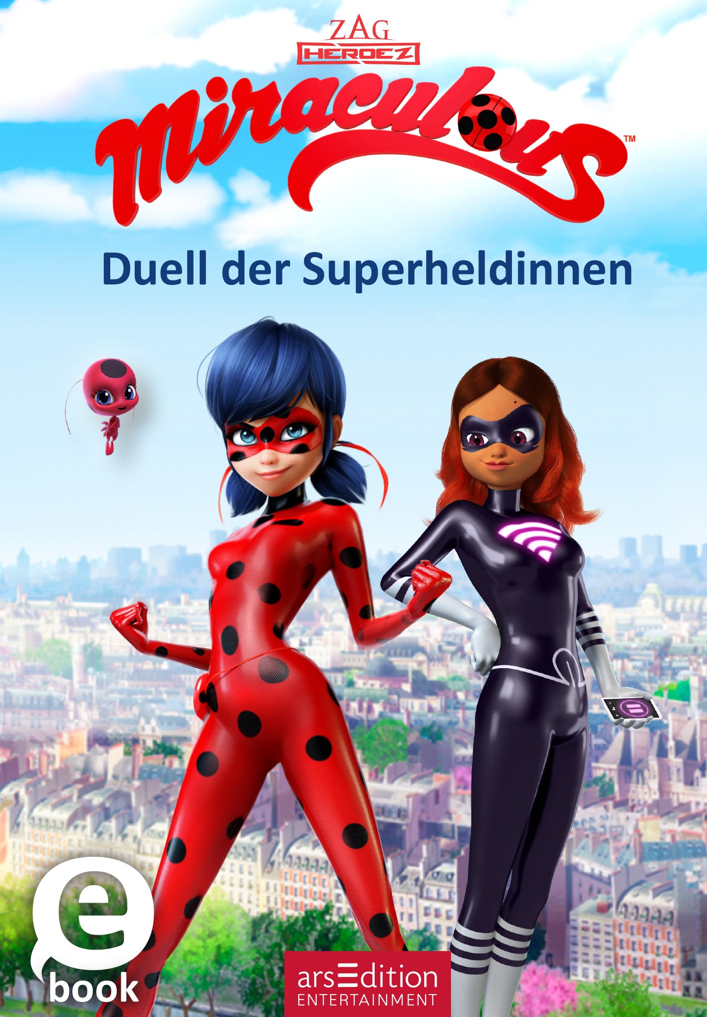 Das Buchcover zeigt zwei Superheldinnen in dynamischen Posen. Die linke Heldin trägt ein rotes Outfit mit schwarzem Punktemuster, während die rechte in einem schwarzen Anzug mit violetten Akzenten gekleidet ist. Im Hintergrund sind eine Stadtlandschaft und ein blauer Himmel zu sehen. Über den Charakteren steht der Titel „Miraculous – Duell der Superheldinnen“ in kräftigen Buchstaben. Oben links schwebt ein kleiner, roter Käfer. Ganz unten mittig steht der Logoschriftzug von...