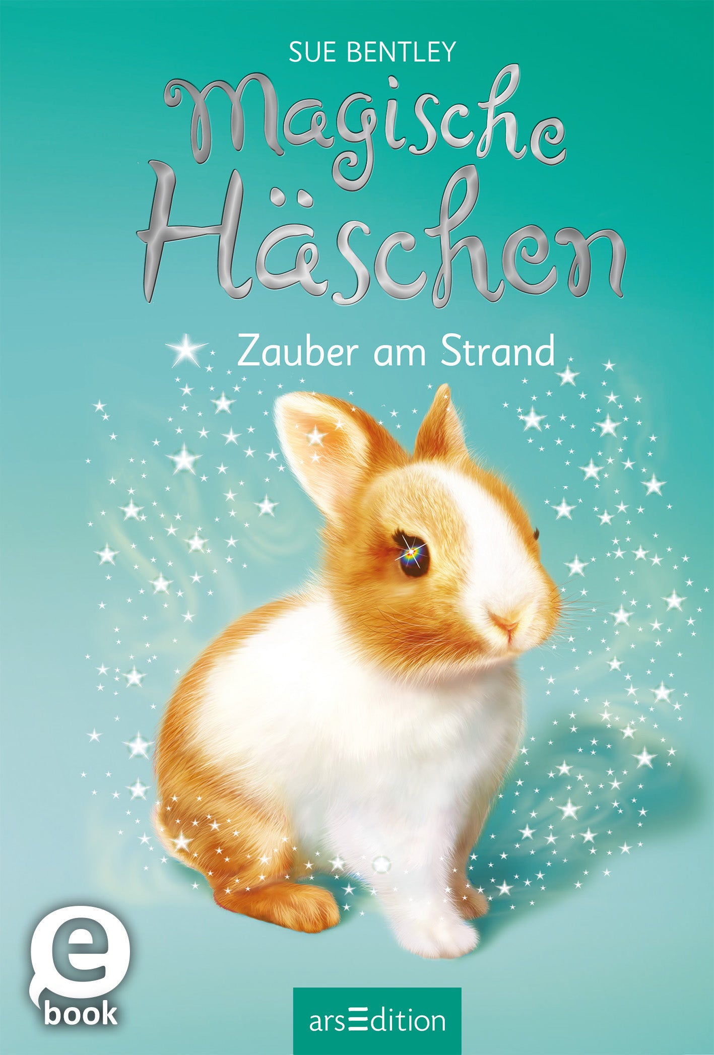 Das Buchcover zeigt ein niedliches, weiß-braunes Kaninchen auf einem sanften, aquamarinfarbenen Hintergrund. Der Titel „Magische Häschchen“ steht in verspielter, silberner Schrift, begleitet von dem Untertitel „Zauber am Strand“. Funkelnde Sterne umgeben das Kaninchen und verleihen der Szene einen magischen Touch. Ganz oben, links, ist ein SPIEGEL-Bestseller-Button zu sehen. Ganz unten mittig steht der Logoschriftzug von arsEdition.
