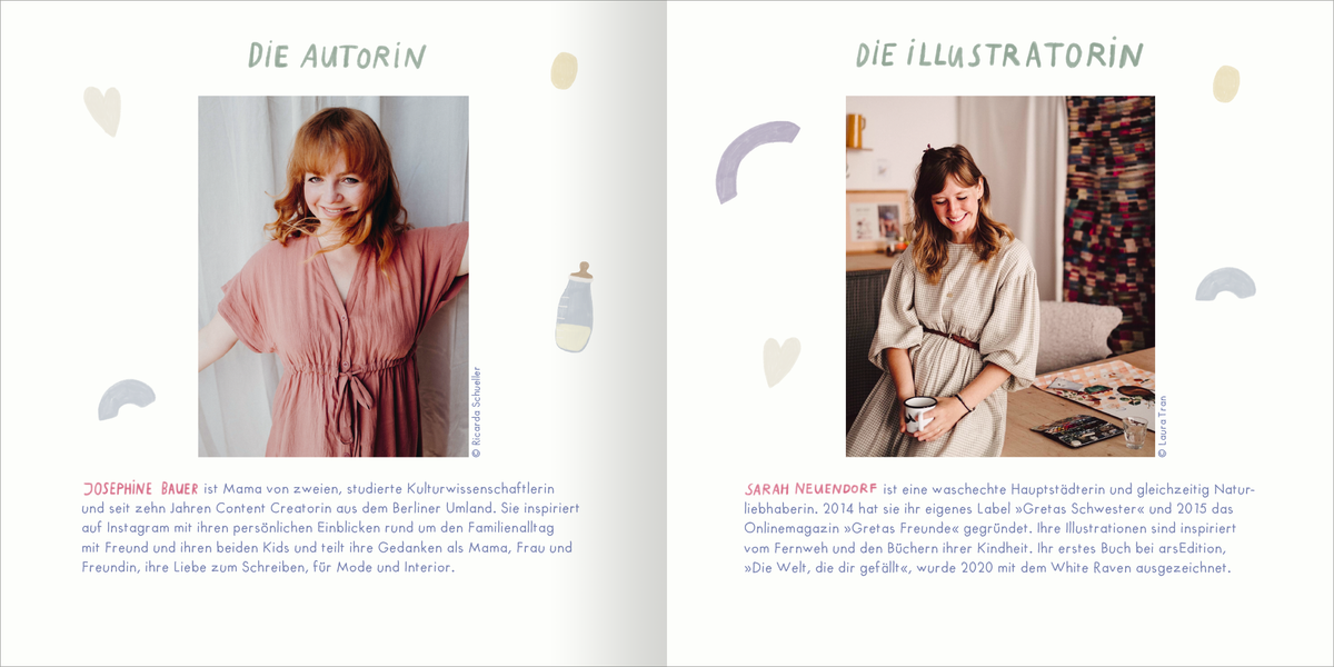 Gezeigt wird eine Innen- oder Zusatzansicht von „Wir. Nur noch mehr davon.“. Die Seite präsentiert auf der linken Seite die Autorin Josephine Jünger in einem zarten, rosafarbenen Kleid. Rechts ist die Illustratorin Sarah Neumann in einem hellen, lockeren Outfit abgebildet. Beide Portraits sind umrahmt von unterstützenden grafischen Elementen in Pastellfarben. Der Text ist in klarer, moderner Typografie gehalten, wobei Überschriften auffällig hervorgehoben sind.