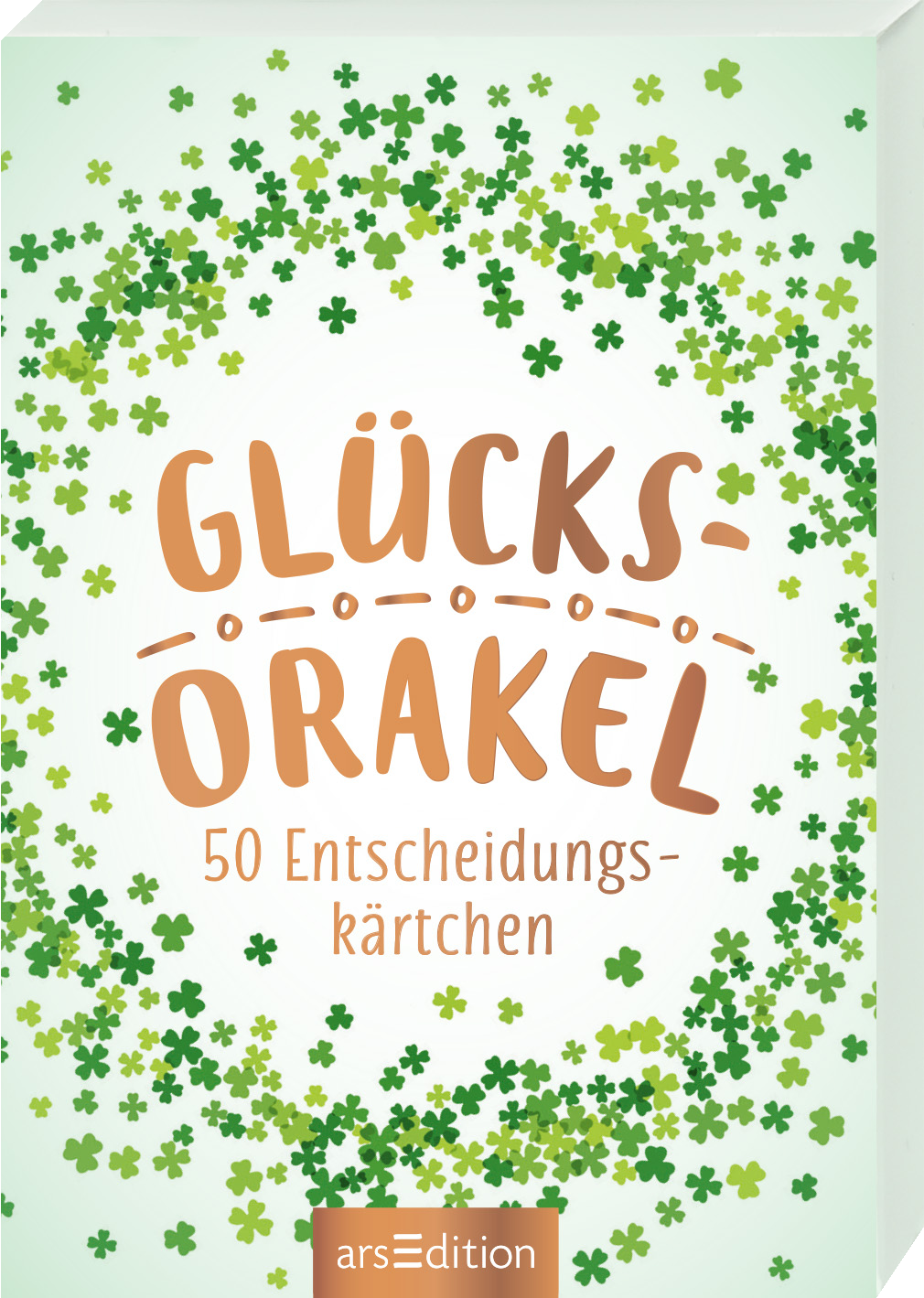 Auf dem Cover des Buches „Glücks- Orakel“ sind verschiedene grüne Kleeblätter auf einem hellen Hintergrund angeordnet, die eine verspielte Atmosphäre schaffen. Der Titel in großen, bunten Buchstaben ist in warmen Erdtönen gehalten und wird von dekorativen Elementen wie Punkten und Linien umrahmt. Unten sind die Worte „50 Entscheidungskärtchen“ in einer schlichten Typografie platziert. Ganz unten mittig steht der Logoschriftzug von arsEdition.