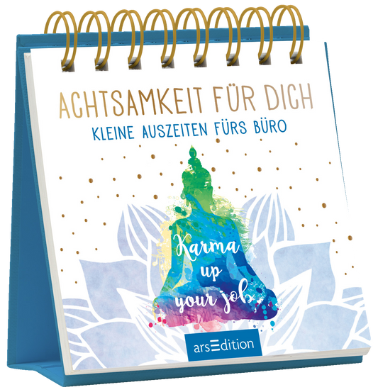 Auf dem Cover des Buches steht in goldener Schrift „ACHTSAMKEIT FÜR DICH“ und darunter in blauer Schrift „KLEINE AUSZITEN FÜRS BÜRO“. Zentral ist eine farbenfrohe, aquarellierte Buddha-Figur in Blau- und Grüntönen, umgeben von einem stilisierten, hellblauen Lotusmotiv. Darunter steckt der Schriftzug „Karma up your job“ in weißen Buchstaben. Das Cover vermittelt eine ruhige und inspirierende Atmosphäre. Ganz unten mittig steht der Logoschriftzug von arsEdition.