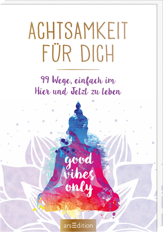 Das Buchcover zeigt im Mittelpunkt eine farbenfrohe Buddha-Silhouette in Blau, Pink und Lila, umgeben von sanften, floralen Wasserfarben-Elementen, die eine beruhigende Atmosphäre schaffen. Der Titel „Achtsamkeit für dich“ ist in eleganter, goldener Schrift oben platziert, während der Untertitel „99 Wege, einfach im Hier und Jetzt zu leben“ in lila geschwungener Schrift darunter steht. In der Mitte der Buddha-Silhouette steht der Text „good vibes only“ in leuchtendem Pink. Ganz...