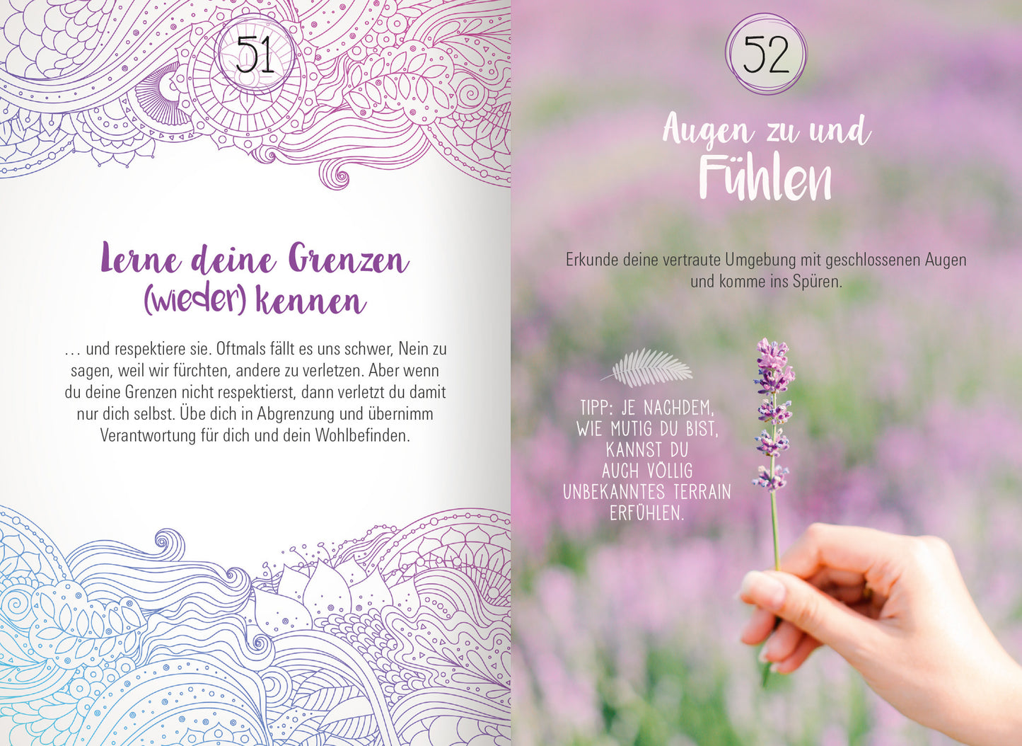 Gezeigt wird eine Innen- oder Zusatzansicht von „Achtsamkeit für dich“. Auf der linken Seite wird der Text „Lerne deine Grenzen (wieder) kennen“ in lila Schrift präsentiert, umrahmt von zarten, aquarellartigen Mustern in Blau und Rosa. Rechts steht der Titel „Augen zu und Fühlen“ in einer eleganten, weißen Schrift. Darunter befindet sich eine Hand, die eine Lavendelblüte hält, vor einem unscharfen, lila blühenden Hintergrund. Die Gestaltung ist harmonisch und beruhigend.