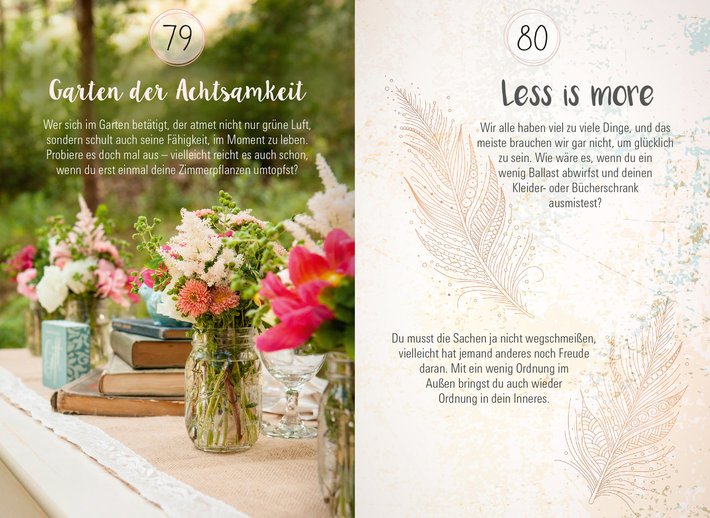 Gezeigt wird eine Innen- oder Zusatzansicht von „Achtsamkeit für dich“. Die linke Seite präsentiert den Titel „Garten der Achtsamkeit“ in eleganter, geschwungener Schrift und zeigt eine florale Anordnung in Gläsern, umgeben von weiteren Büchern und einem sanften, natürlichen Hintergrund. Auf der rechten Seite steht der Titel „Less is more“ in minimalistischer, klarer Schrift auf einem sanften, pastellfarbenen Hintergrund mit einer zarten Federillustration. Die Gesamtästhetik...