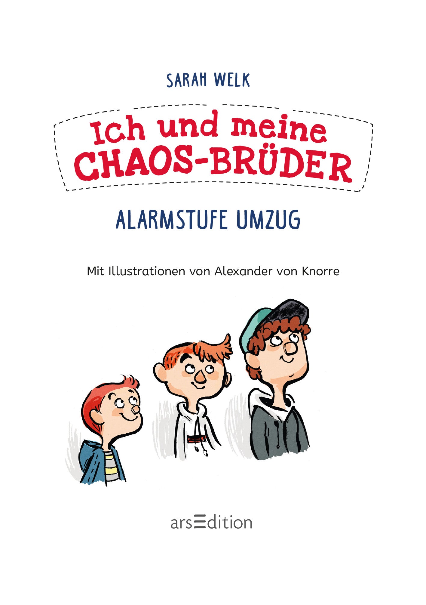 Gezeigt wird eine Innen- oder Zusatzansicht von „Ich und meine Chaos-Brüder – Alarmstufe Umzug“. Die Innenseite zeigt eine Illustration dreier Jungen, die fröhlich und unbeschwert wirken. Die Titelgestaltung ist in einer roten Schrift auf weißem Hintergrund, umrahmt von einer gestrichelten Linie. Der Untertitel "Alarmstufe Umzug" und Autorinnenname "Sarah Welk" ist in klarer, blauer Schrift gehalten. Das Logo des Verlags "arsEdition" wird am unteren Rand...