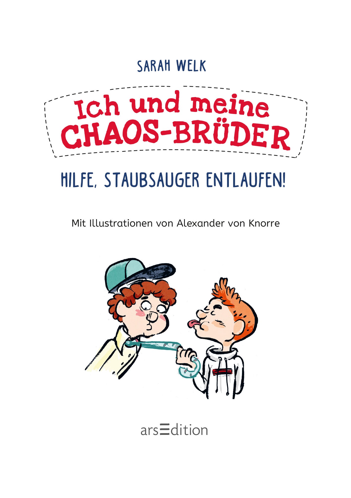 Gezeigt wird eine Innen- oder Zusatzansicht von „Ich und meine Chaos-Brüder – Hilfe, Staubsauger entlaufen!“. Die Innenseite zeigt eine Illustration zweier Jungen. Der eine zieht den anderen am Schlips und streckt ihm die Zunge heraus. Die Titelgestaltung ist in einer roten Schrift auf weißem Hintergrund, umrahmt von einer gestrichelten Linie. Der Untertitel "Hilfe, Staubsauger entlaufen!" und Autorinnenname "Sarah Welk" ist in klarer, blauer Schrift gehalten. Ganz...