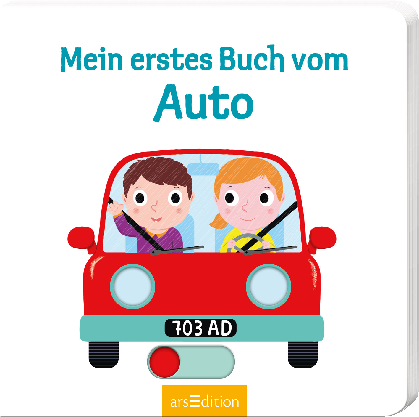 Bunte Buchcovergestaltung mit einem roten Auto, das von zwei fröhlichen Kindern gefahren wird. Der Junge und das Mädchen sitzen vorne im Auto und lächeln. Der Titel „Mein erstes Buch vom Auto“ ist in freundlichen, türkisfarbenen Buchstaben oben mittig platziert. Unten ist eine schwarze Zahl „703 AD“ zu sehen. Ganz unten mittig steht der Logoschriftzug von arsEdition.