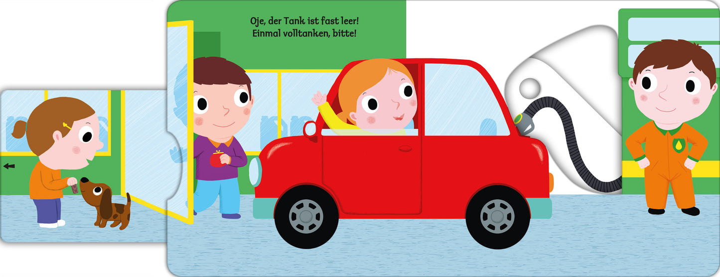 Gezeigt wird eine Innen- oder Zusatzansicht von „Mein erstes Buch vom Auto“. Die Illustration zeigt ein rotes Auto, dessen Fahrerin fröhlich lächelt. Zwei Kinder interagieren mit einem kleinen Hund vor einer Tankstelle. Der Hintergrund ist hellblau mit gelben und grünen Elementen, während satte Farbkontraste die Charaktere hervorheben. Die Schrift ist klar und in einer verspielten Schriftart gehalten, ergänzt durch die Sprechblase mit dem Text: „Öy, der Tank ist fast leer! Einmal...