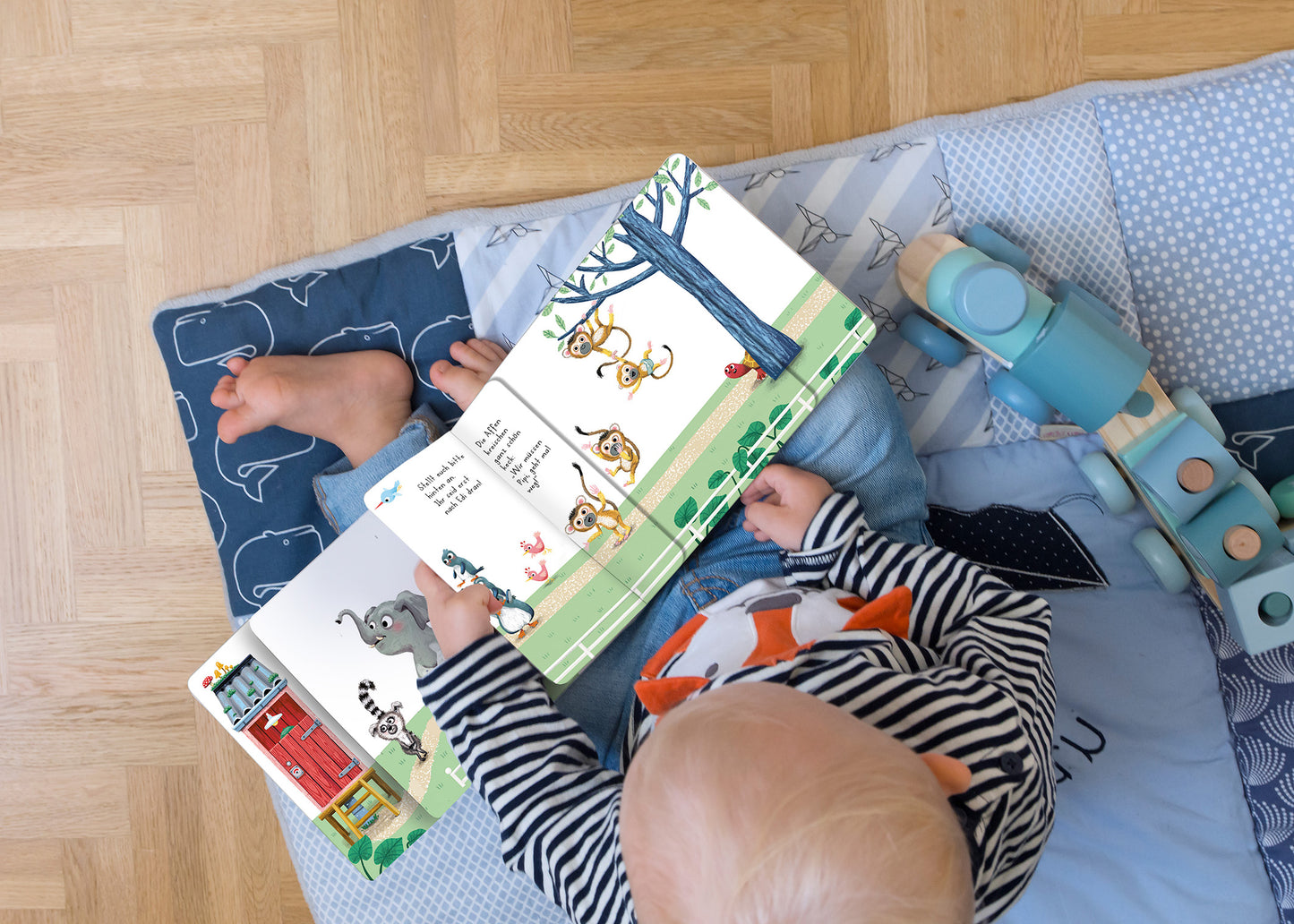 Gezeigt wird eine Innen- oder Zusatzansicht von „Der ganze Zoo geht aufs Klo“. Die Illustration zeigt eine farbenfrohe Doppelseite mit Tiermotiven, darunter einen Elefanten und einen Zebra, die humorvoll dargestellt sind. Die Hauptfarben sind sanfte Grüntöne, kombiniert mit lebendigen Akzenten in Gelb und Orange. Die Typografie ist kindgerecht, klar und gut lesbar, was das Vorlesen erleichtert. Der Hintergrund ist minimal gehalten, um die Illustrationen zu betonen.