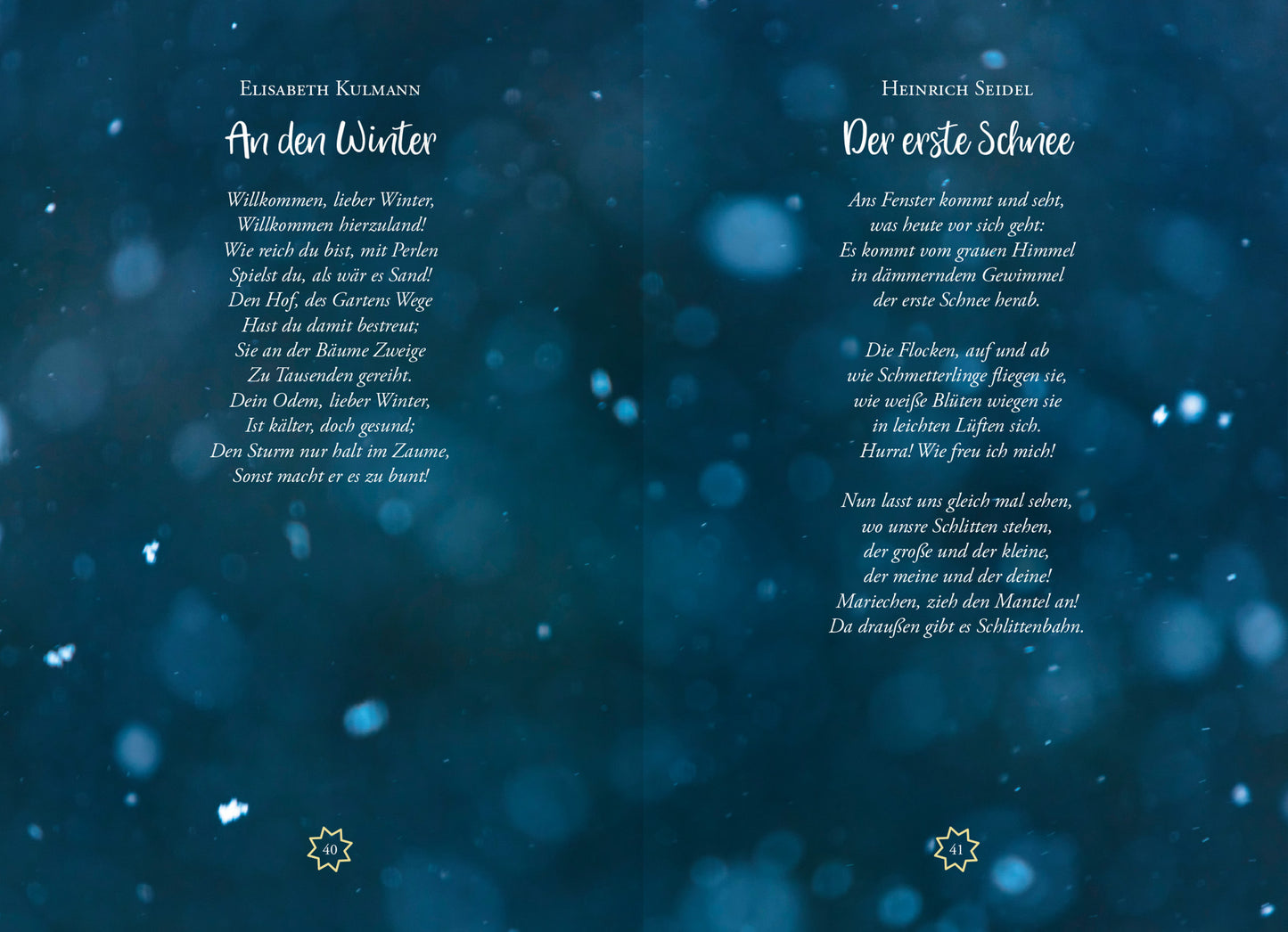 Gezeigt wird eine Innenansicht von „Wundervolle Weihnacht“. Die Doppelseite zeigt zwei Gedichte auf einem tiefblauen Hintergrund, der an winterliche Nächte erinnert. Die Texte sind in eleganter, handschriftlicher Typografie in Weiß und Hellblau gehalten. Zwischen den Gedichten sind goldene Sterne platziert, die als dekorative Elemente wirken. Die Atmosphäre vermittelt eine besinnliche, festliche Stimmung und lädt zum Verweilen ein.