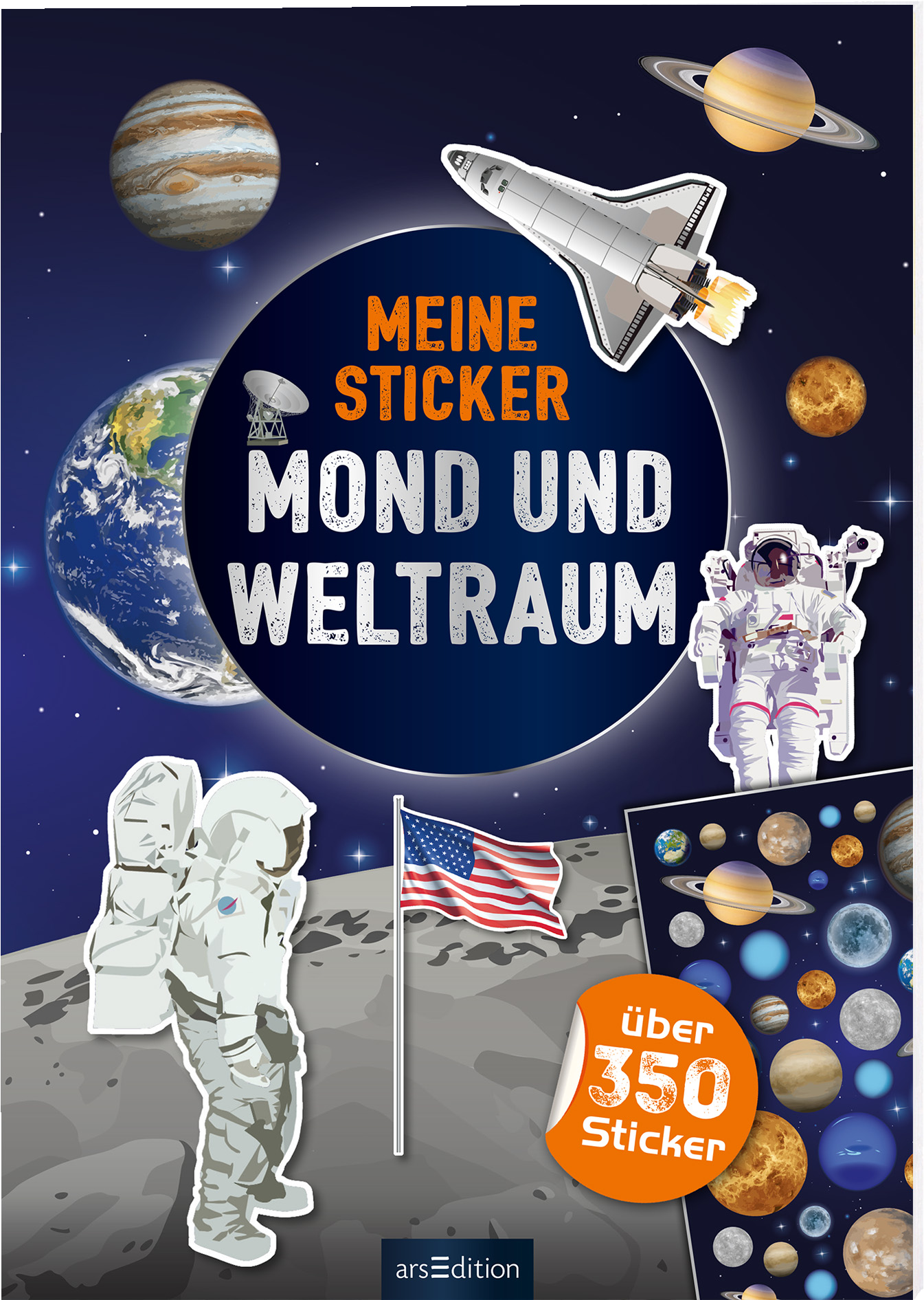 Auf dem Buchcover „Meine Sticker Mond und Weltraum“ steht zentral ein großer, runder, blauer Kreis, in dem der Titel in silbernen, großen Buchstaben geschrieben ist. Umgeben von einer tiefblauen, sternenübersäten Weltraumlandschaft sind ein Raumshuttle, Planeten und Astronauten abgebildet. Unten links steht eine amerikanische Flagge, rechts ist eine Stickerübersicht sichtbar. Oben mittig befindet sich ein gelber Button mit „über 350 Sticker“. Ganz unten mittig steht der...