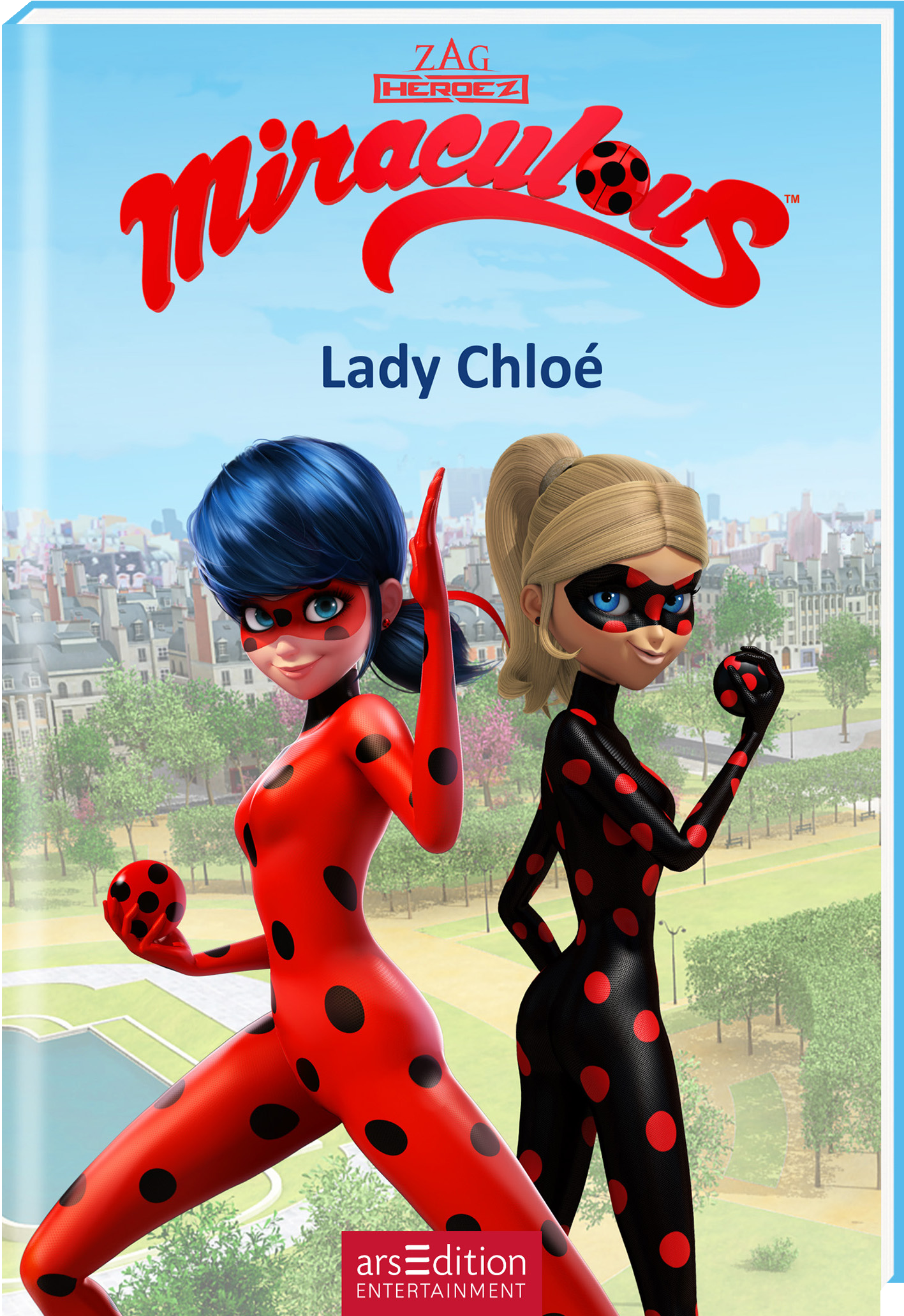 Auf dem Cover sind zwei Superheldinnen aus „Miraculous“ abgebildet: links mit blauen Haaren und rotem Outfit mit schwarzen Punkten, rechts mit blonden Haaren und ebenfalls in Outfit mit Punkten. Der Hintergrund zeigt eine grüne Parklandschaft und Gebäude. Oben steht der Titel „Miraculous“ in fetten, roten Buchstaben. Darunter steht „Lady Chloé“ in einer einfacheren Schriftart. Ganz unten mittig steht der Logoschriftzug von arsEdition.