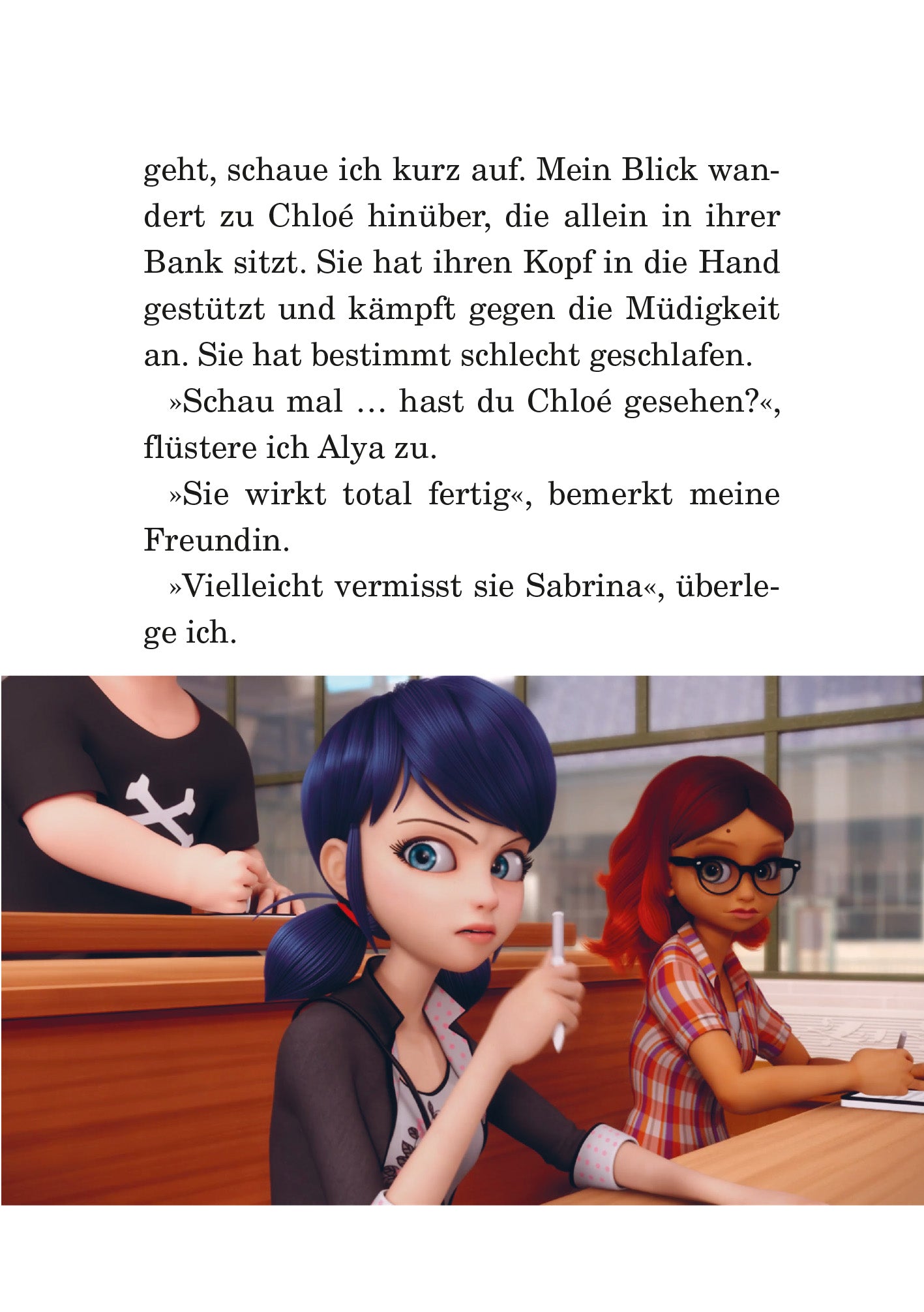 Gezeigt wird eine Innen- oder Zusatzansicht von „Miraculous – Lady Chloé“. Das Bild zeigt Chloé, eine Figur mit blauen Haaren und großen, ausdrucksvollen Augen, die irritiert wirkt. Neben ihr sitzt Alya mit Brille, die Chloé besorgt beobachtet. Der Hintergrund zeigt eine Schulbank, und der Text ist in einer klaren, gut lesbaren Schriftart gesetzt.