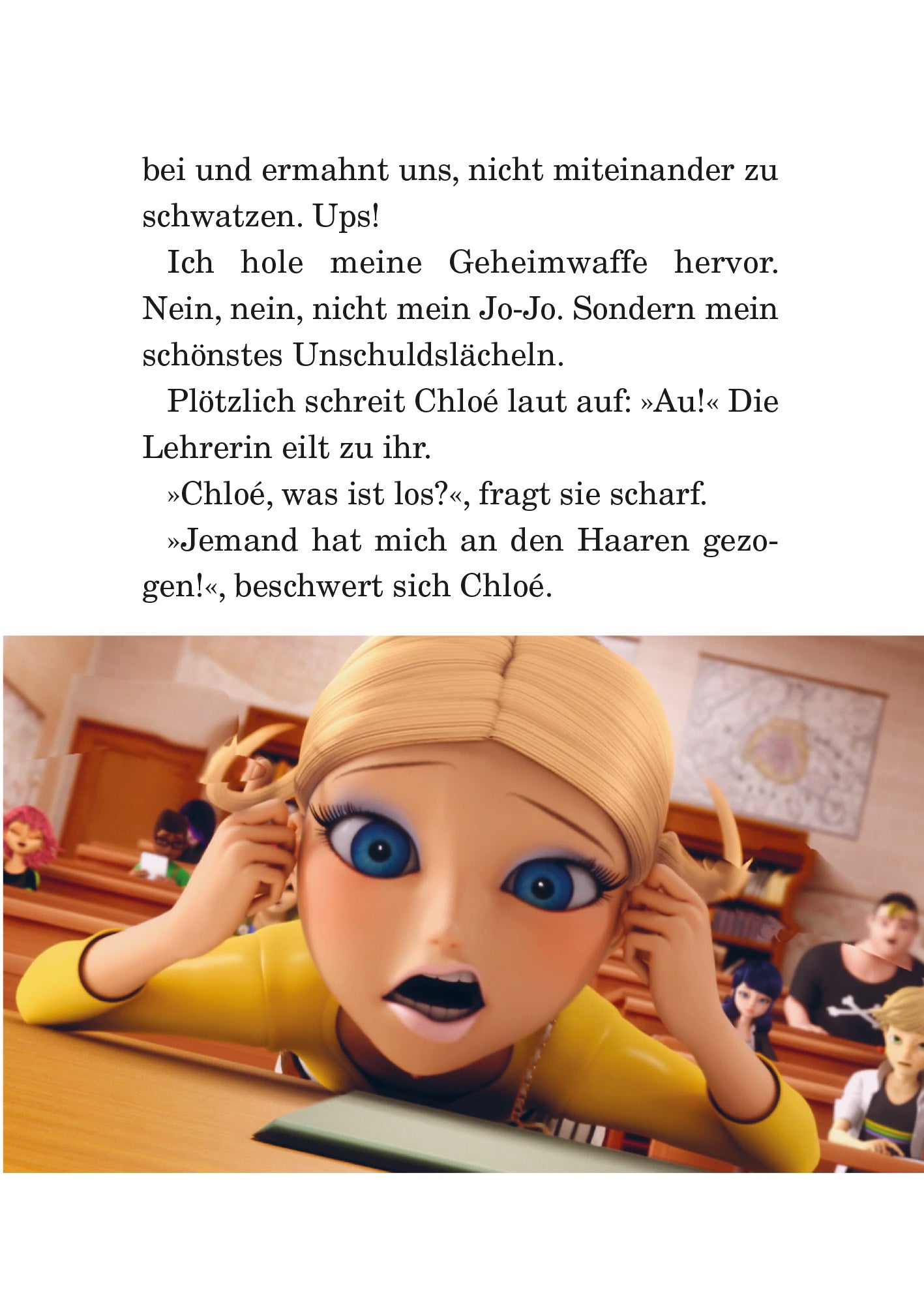 Gezeigt wird eine Innen- oder Zusatzansicht von „Miraculous – Lady Chloé“. Die Abbildung zeigt ein aufgeregtes Mädchen mit blonden Haaren, das die Hände an den Ohren hat und erstaunt wirkt. Ihre Kleidung ist gelb. Der Hintergrund zeigt schemenhaft eine Klassenzimmerumgebung. Der Text mit typografischen Elementen in einfachem Schwarz auf weißem Hintergrund.