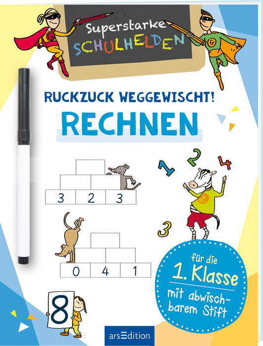 Das Buchcover zeigt eine bunte, spielerische Gestaltung mit Comicfiguren in Superheldenkostümen, die fröhlich interagieren. Der Titel „Superstarke Schulhelden“ ist in bunten Buchstaben auf einer schwarzen Tafel platziert. Unterhalb steht groß „RUCKZUCK WEGGEWISCHT! RECHNEN“ in auffälligem Blau. Das Cover enthält Zeichnungen von Tieren und Zahlen, die für Kinder ansprechend gestaltet sind. In der unteren rechten Ecke ist der Hinweis „für die 1. Klasse mit abwischbarem Stift“...