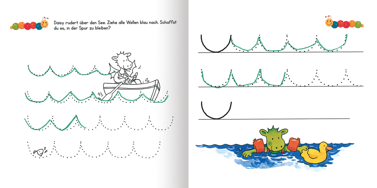 Gezeigt wird eine Innenansicht von „Lernraupe – Schwungübungen“. Auf der linken Seite wird ein Junge in einem Boot dargestellt, der über Wellen rudert. Die Wellen sind in verschiedenen Grüntönen gehalten, während der Hintergrund weiß ist. Auf der rechten Seite sind weitere Wellen in Blau und ein freundlicher Drache mit einer Ente zu sehen, der mit bunten Eimern spielt. Die Schrift ist kindgerecht mit klaren, großen Buchstaben gestaltet.