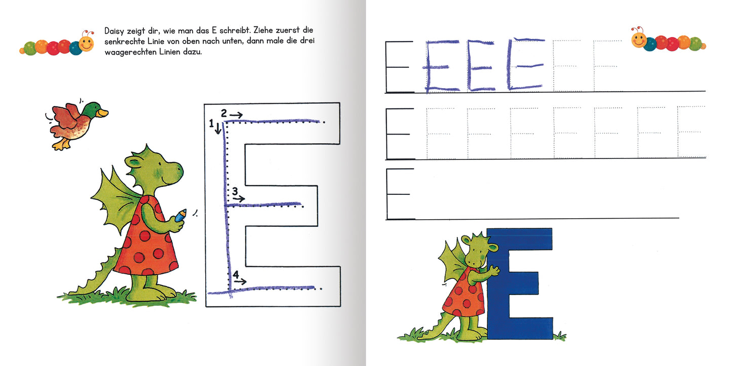 Gezeigt wird eine Innen- oder Zusatzansicht von „Lernraupe – Schwungübungen“. Auf der linken Seite steht ein grüner Drache in einem roten Kleid mit Punkten, der das Zeichen „E“ erklärt. Daneben sind zwei kleine Vögel abgebildet. Rechts sind verschiedene Linien in blauer und schwarzer Schrift, die zum Nachzeichnen einladen. Die Typografie ist klar und kindgerecht, während die Farben lebhaft und ansprechend sind, um das Interesse der Kinder zu wecken.