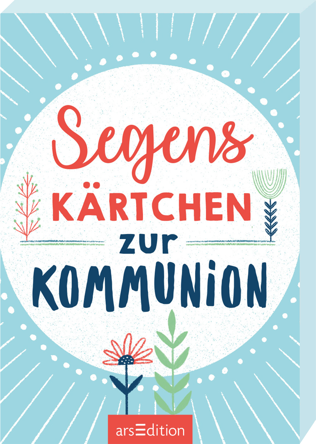 Auf dem Cover stehen die Worte „Segens Kärtchen zur KOMMUNION“ in verspielten, bunten Schriftarten. Der Titel ist in einem lebhaften Rot und Dunkelblau gehalten, während der Hintergrund in sanften Blautönen gestaltet ist und von einem Muster aus Linien und Punkten umrahmt wird. Zarte florale Illustrationen in Grün und Rot umgeben den Schriftzug und verleihen dem Cover eine fröhliche, einladende Atmosphäre. Ganz unten mittig steht der Logoschriftzug von arsEdition.