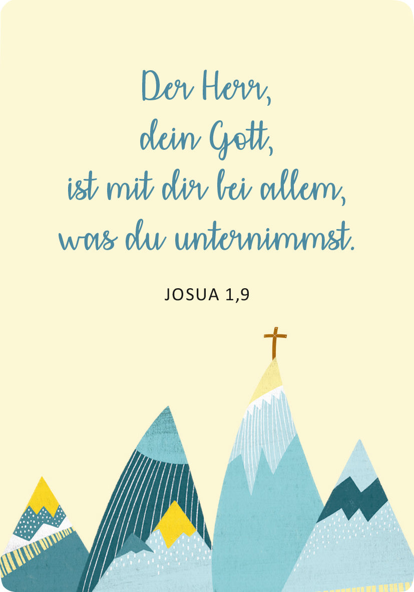 Gezeigt wird eine Innen- oder Zusatzansicht von „Segenskärtchen zur Kommunion“. Auf einem sanft gelben Hintergrund steht in verspielter Schriftzug der Text: „Der Herr, dein Gott, ist mit dir bei allem, was du unternimmst.“ Darunter befindet sich die biblische Referenz „JOSUA 1,9“. Die untere Hälfte des Kärtchens zeigt stilisierte, farbige Berge in Blau- und Grüntönen, ergänzt durch gelbe Akzente und ein kleines Kreuz.