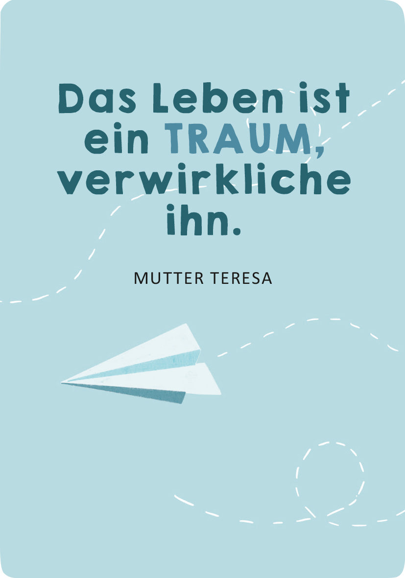 Gezeigt wird eine Innen- oder Zusatzansicht von „Segenskärtchen zur Kommunion“. Der Hintergrund ist in sanften, hellblauen Tönen gehalten. In der Mitte steht der inspirierende Spruch „Das Leben ist ein TRAUM, verwirkliche ihn.“ in einer modernen, gut lesbaren Schriftart, wobei „TRAUM“ hervorgehoben und in einer kräftigeren Typografie dargestellt ist. Unter dem Spruch befindet sich der Name „Mutter Teresa“ in kleinerer, schlichter Schrift. Ein stilisiertes Papierflieger-Motiv...