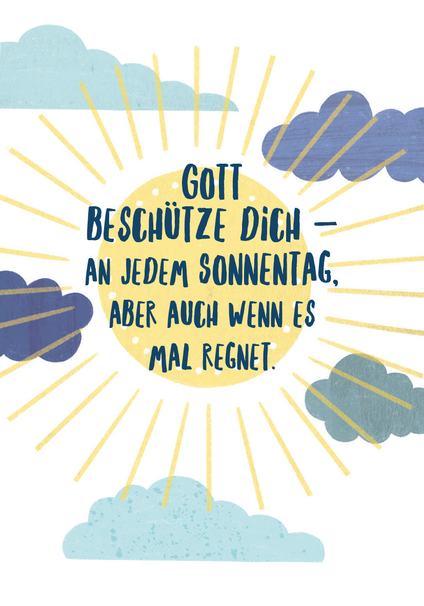 Gezeigt wird eine Innen- oder Zusatzansicht von „Segenskärtchen zur Kommunion“. Die Illustration zeigt eine strahlende Sonne in der Mitte, umgeben von gelben Lichtstrahlen. Wolken in verschiedenen Blautönen rahmen das Bild ein. Die handschriftliche Typografie in kräftigem Blau hebt den Text hervor: „Gott beschütze Dich – an jedem Sonntag, aber auch wenn es mal regnet.“ Der freundliche, verspielte Stil vermittelt eine hoffnungsvolle Botschaft.