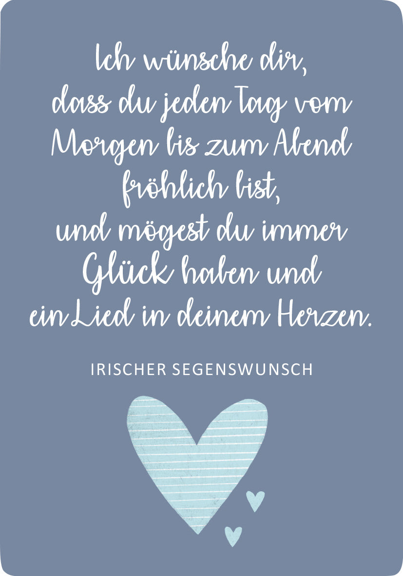 Gezeigt wird eine Innen- oder Zusatzansicht von „Segenskärtchen zur Kommunion“. Der Hintergrund ist in einem sanften, dunklen Blau gehalten. Darauf steht in einer verspielten, weißen Schrift ein irischer Segenswunsch, der sowohl Hoffnung als auch Freude ausstrahlt. Abgerundet wird die Gestaltung durch drei Herzen in verschiedenen Größen, das größte in einem hellen Blau mit einer zarten Streifenstruktur, wodurch eine freundliche und einladende Atmosphäre entsteht.