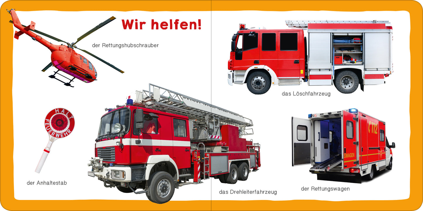Gezeigt wird eine Innen- oder Zusatzansicht von „Meine ersten 100 Fahrzeuge“. Die Seite präsentiert verschiedene Einsatzfahrzeuge in kräftigen Rot- und Orangetönen. Im Mittelpunkt steht ein Feuerwehrauto mit einer Drehleiter, umgeben von einem Rettungshubschrauber, einem Löschfahrzeug und einem Rettungswagen. Alle Fahrzeuge sind klar strukturiert, mit beschreibenden Texten unter den Abbildungen in einer gut lesbaren, bunten Schriftart. Ein großer, auffälliger Schriftzug „Wir...