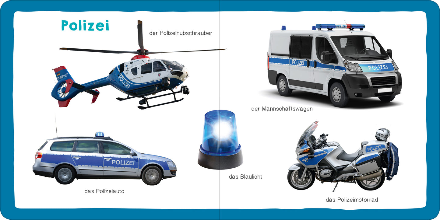 Gezeigt wird eine Innen- oder Zusatzansicht von „Meine ersten 100 Fahrzeuge“. Die Seite ist in einem klaren Layout mit einem blauen Rahmen gestaltet. In der Mitte befindet sich der Schriftzug „Polizei“ in großen, auffälligen Buchstaben. Darunter sind verschiedene Polizeifahrzeuge abgebildet: ein Polizeihubschrauber, ein Polizeiauto, ein Mannschaftswagen und ein Polizeimotorrad. Zusätzlich ist ein Blaulicht abgebildet. Die Nutzung von kontrastreichen Farben und deutlicher Typografie...