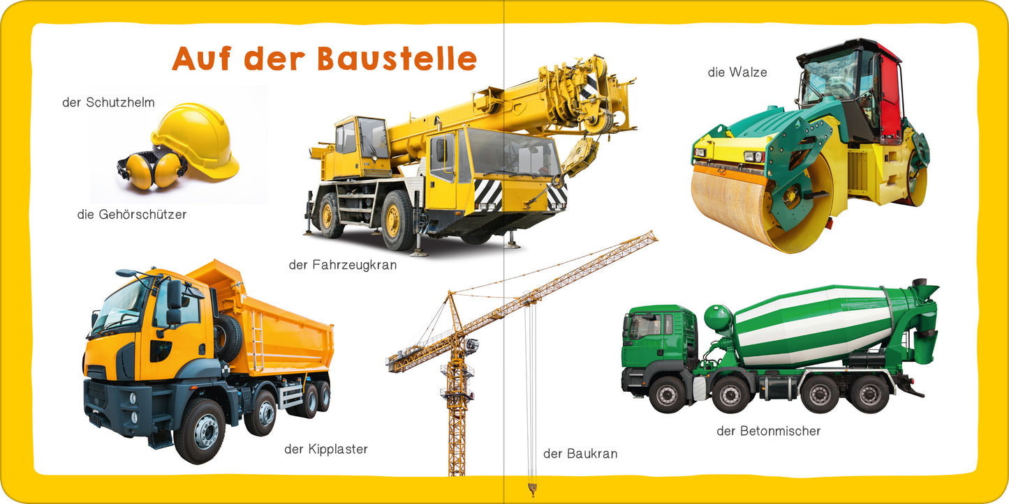 Gezeigt wird eine Innen- oder Zusatzansicht von „Meine ersten 100 Fahrzeuge“. Auf der Seite sind verschiedene Baumaschinen abgebildet, darunter ein gelber Kran, ein Kipplaster, eine Walze, ein Betonmischer und ein Baukran. Die Fahrzeuge sind farbenfroh gestaltet, überwiegend in Gelb, Grün und Orange, und befinden sich auf einem weißen Hintergrund. Die Bezeichnungen der Fahrzeuge sind in klarer, gut lesbarer typografischer Schriftart in Schwarz und sind übersichtlich angeordnet, um die...