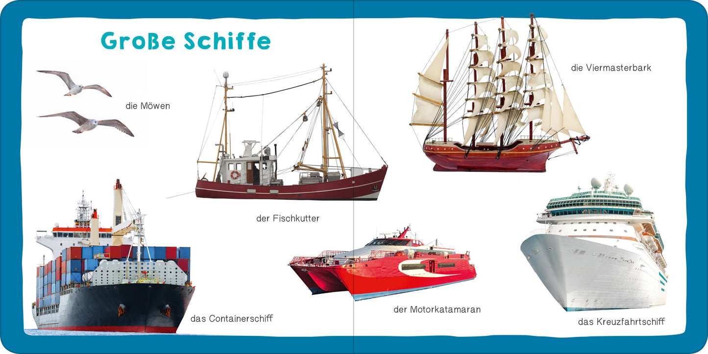Gezeigt wird eine Innen- oder Zusatzansicht von „Meine ersten 100 Fahrzeuge“. Die Seite zeigt verschiedene Schiffe, darunter einen Fischkutter, ein Containerschiff, einen Motorkatamaran, ein Kreuzfahrtschiff und eine Viermasterbark. Die Illustrationen sind farbenfroh, mit einem klaren blauen Hintergrund und großen, gut lesbaren Schriftzügen in Türkis für die Überschrift „Große Schiffe“. Jedes Schiff ist beschriftet, um den kleinen Lesern eine einfache Identifikation zu...
