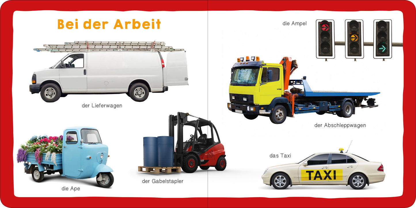 Gezeigt wird eine Innen- oder Zusatzansicht von „Meine ersten 100 Fahrzeuge“. Die Seite ist in einem weißen Hintergrund gestaltet, um die Illustrationen der Fahrzeuge hervorzuheben. Oben steht in großen, roten Buchstaben „Bei der Arbeit“. Zu sehen sind verschiedene Fahrzeuge: ein Lieferwagen, ein Abschleppwagen in leuchtendem Gelb, ein Taxi mit auffälliger Aufschrift, sowie ein Gabelstapler und die kleine, blaue Ape. Die Bilder sind klar und farbenfroh, was das Interesse der jungen...