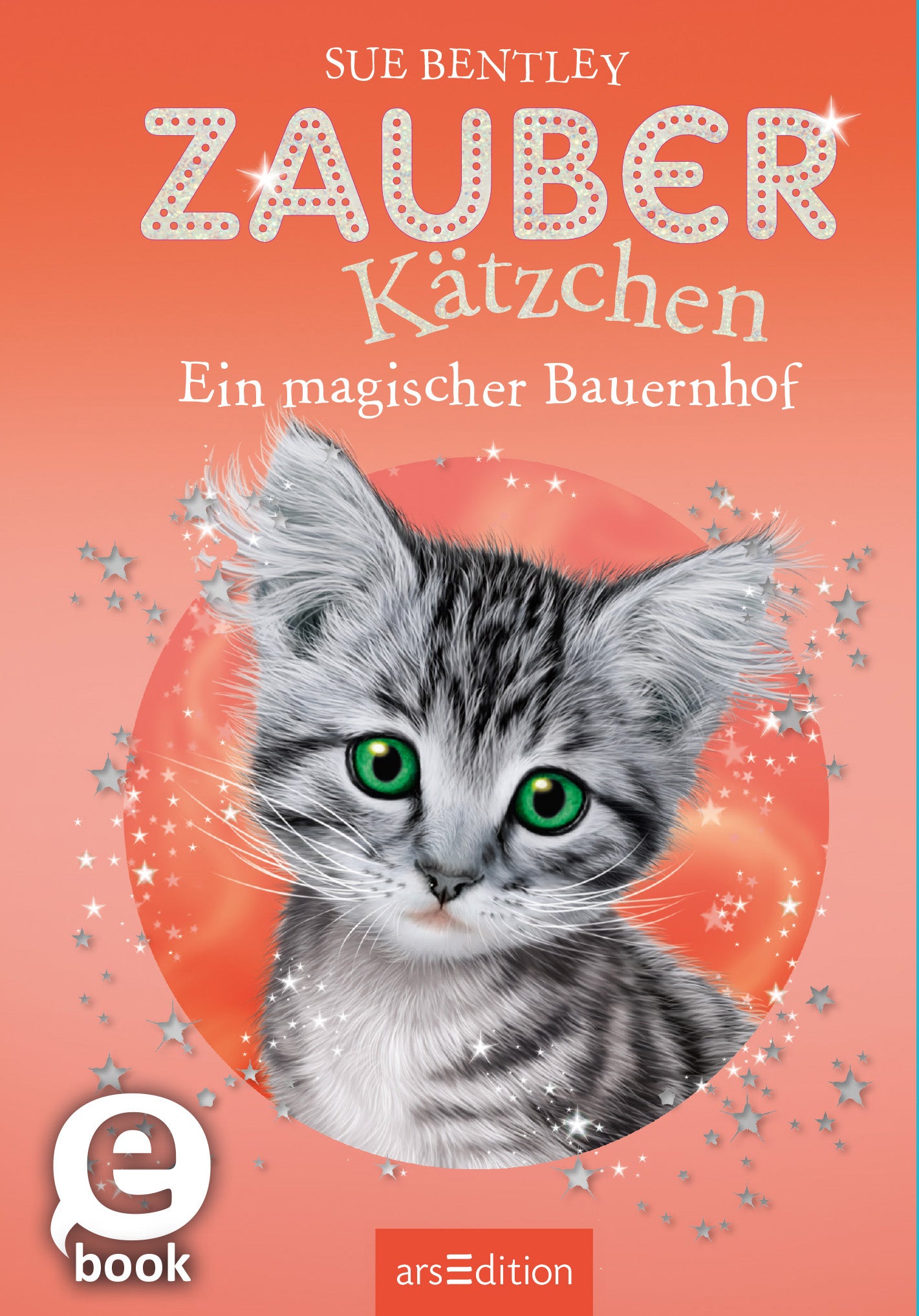 Das Buchcover zeigt einen süßen, grauen Kätzchenkopf mit großen, grünen Augen vor einem warmen, orangefarbenen Hintergrund. Über dem Kätzchen steht in verspielter Schriftzug „ZAUBER“, darunter folgt der Titel „Kätzchen“. Am unteren Rand ist der Untertitel „Ein magischer Bauernhof“ in schlichter Schrift platziert. Links unten befindet sich ein „eBook“-Label. Die Atmosphäre wirkt freundlich und einladend. Ganz unten mittig steht der Logoschriftzug von arsEdition.