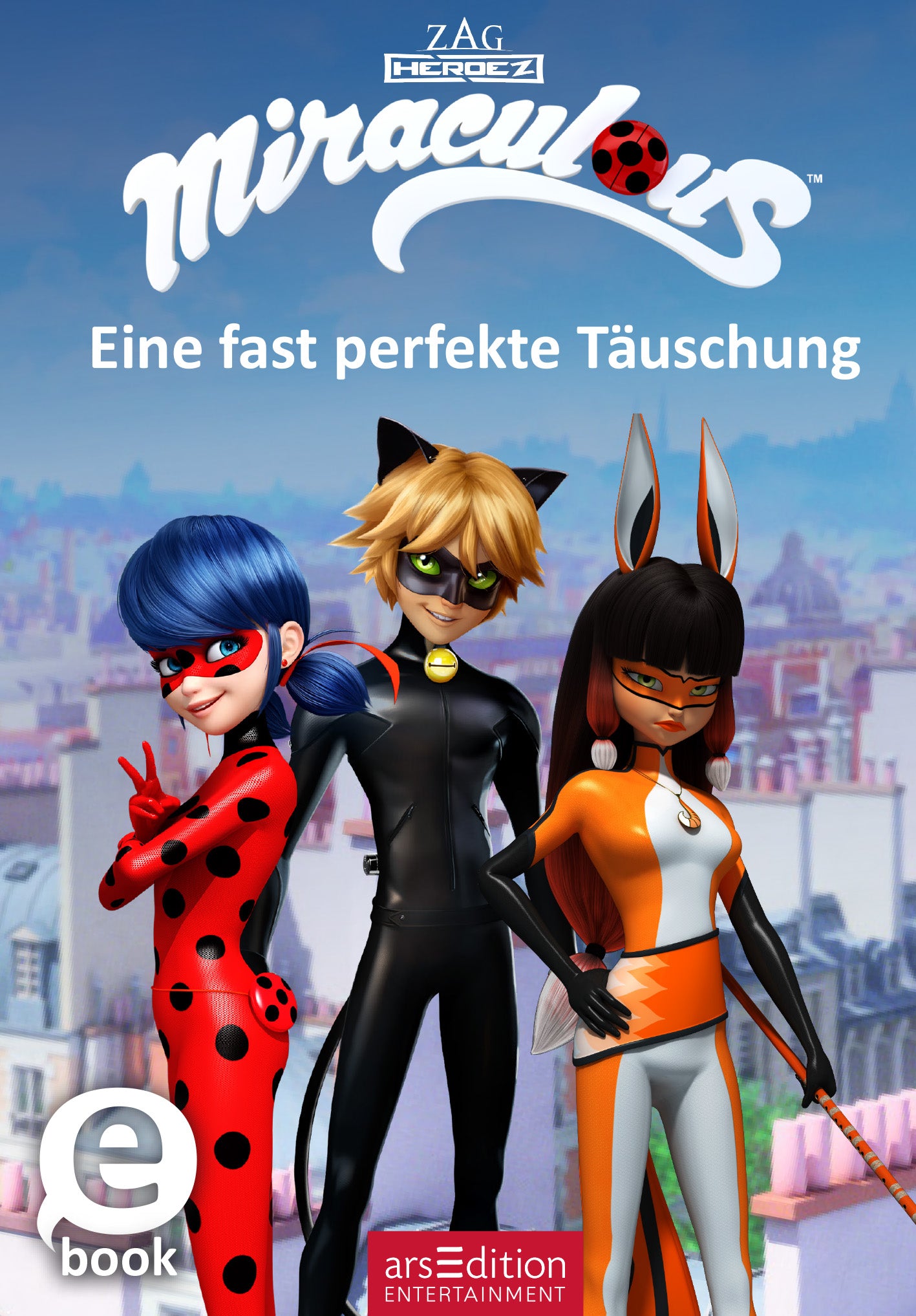 Das Buchcover zeigt drei comicartige Figuren in lebendigen Farben. Links steht eine Figur mit roten und schwarzen Punkten, daneben ein blondhaariger Charakter in schwarz mit einer goldenen Brosche und rechts eine weibliche Figur in einem orange-weißen Kostüm. Der Titel „Miraculous“ ist in geschwungener, auffälliger Schrift oben platziert, darunter steht der Untertitel „Eine fast perfekte Täuschung“. Ganz unten mittig steht der Logoschriftzug von arsEdition.