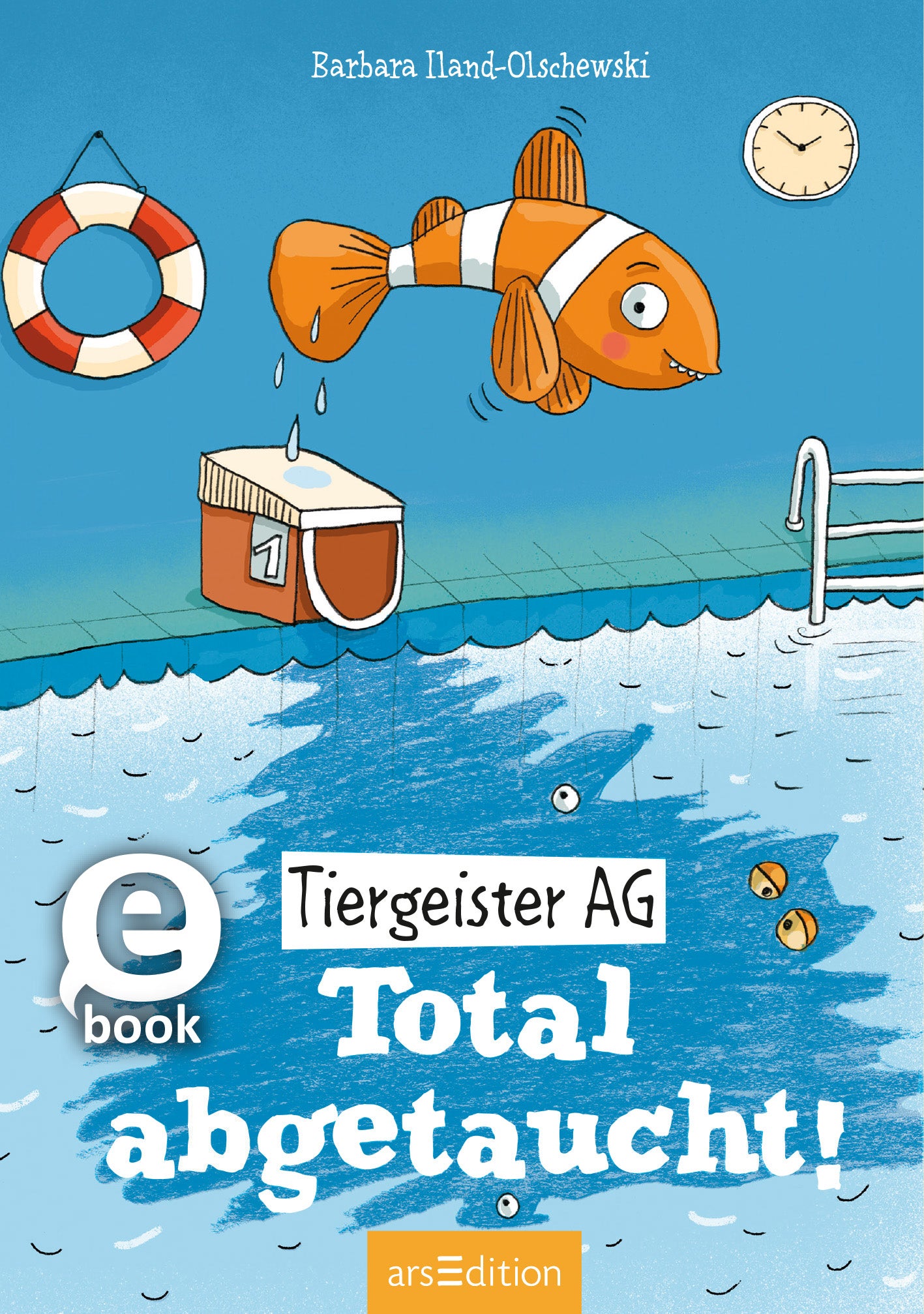 Das Buchcover zeigt einen fröhlichen Fisch, der orange und weiß gestreift ist, vor einem hellblauen Wasserhintergrund. Links oben schwingt ein orange-weiß gestreifter Rettungsring und rechts ist eine runde Leiter zu sehen. Im Vordergrund befindet sich ein orangefarbenes Kasten mit der Zahl „1“. Der Titel „Tiergeister AG – Total abgetaucht!“ ist in großen, weißen Buchstaben in der Mitte platziert. Oben rechts befindet sich ein Hinweis auf das E-Book-Format. Ganz unten mittig steht...